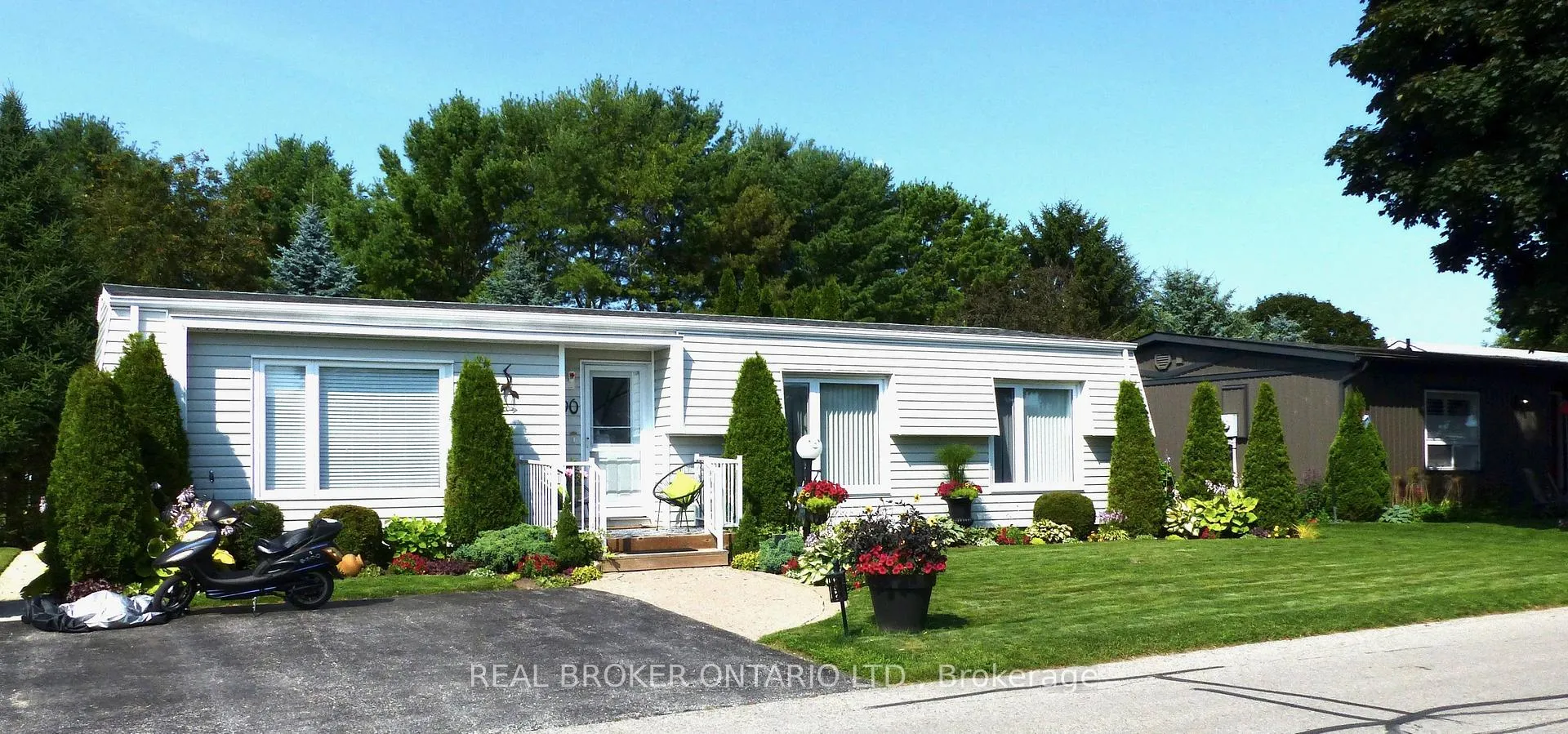 Photo 4 of 90 The Cove Road, Clarington, Bowmanville — HOMEH
