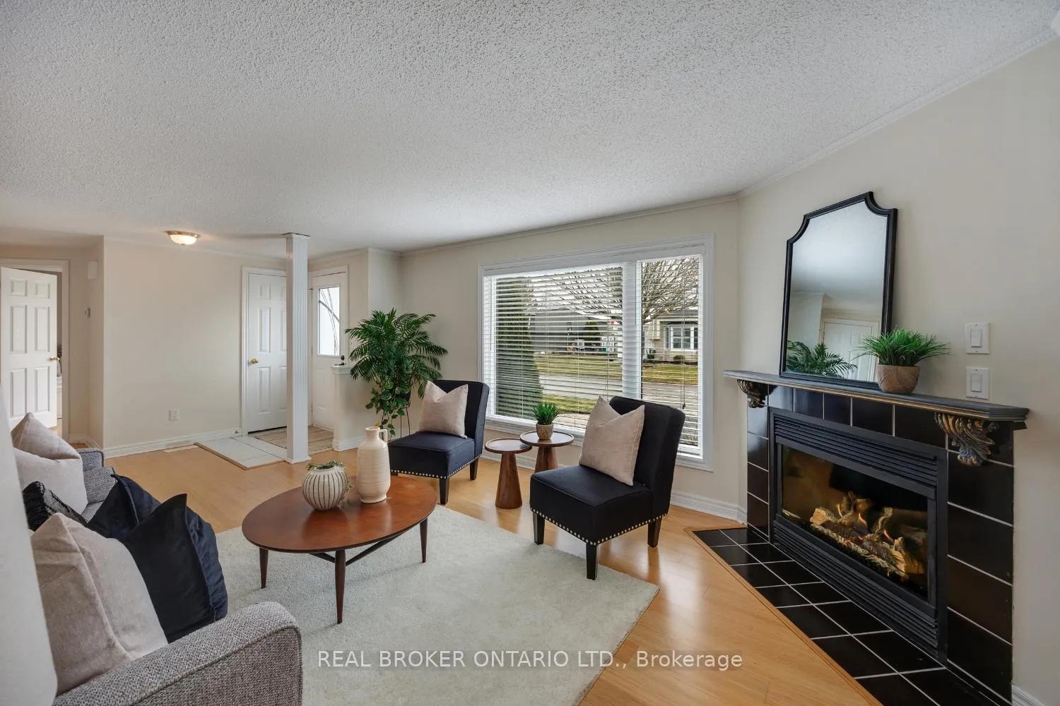Photo 10 of 90 The Cove Road, Clarington, Bowmanville — HOMEH