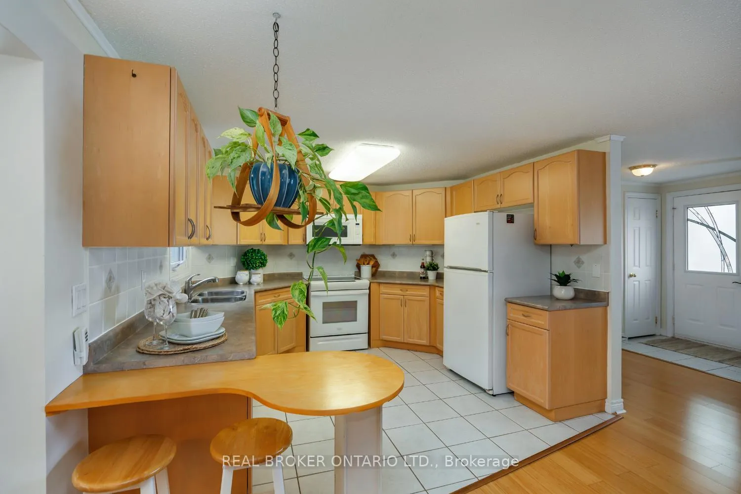 Photo 15 of 90 The Cove Road, Clarington, Bowmanville — HOMEH