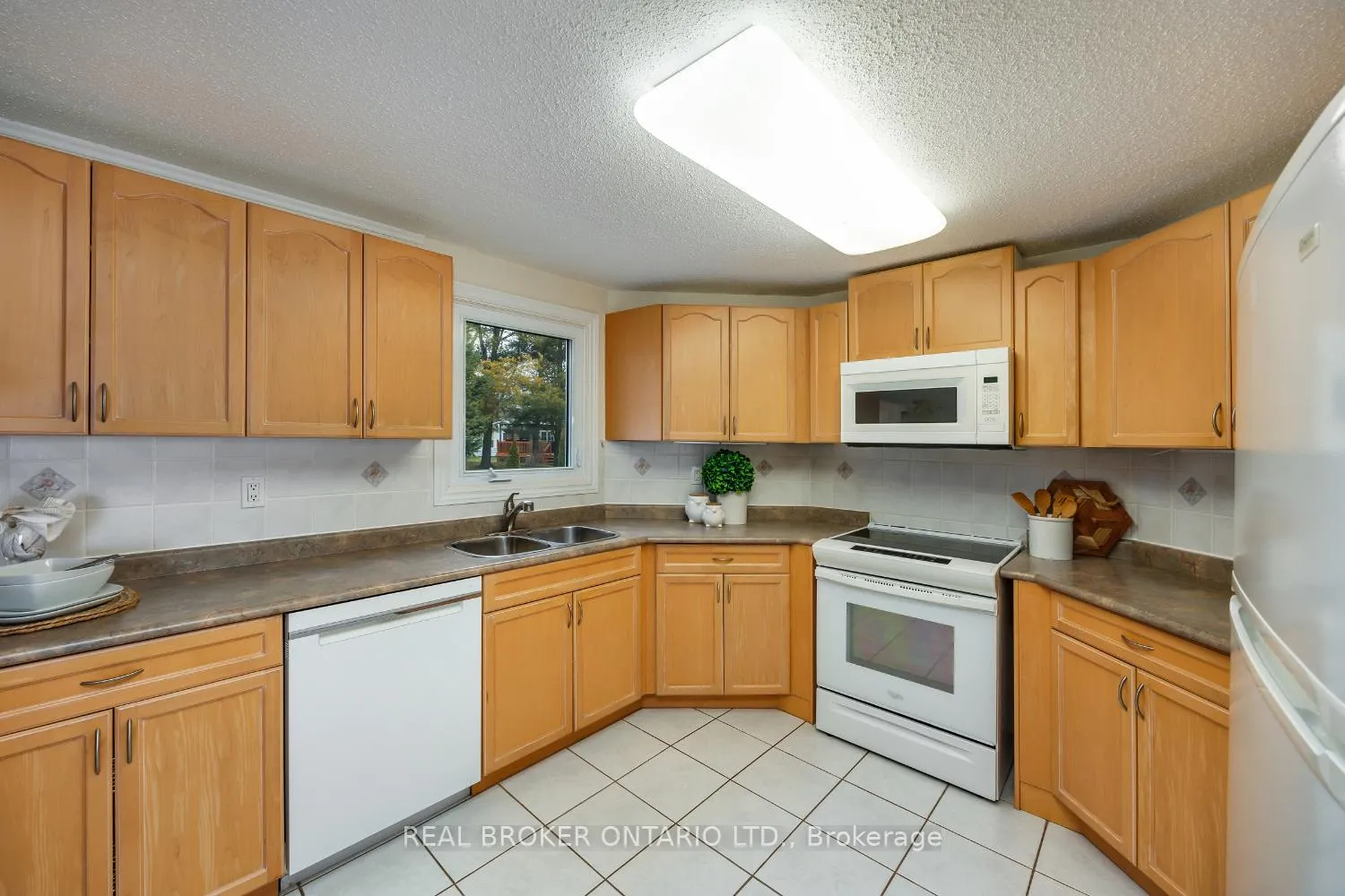 Photo 17 of 90 The Cove Road, Clarington, Bowmanville — HOMEH