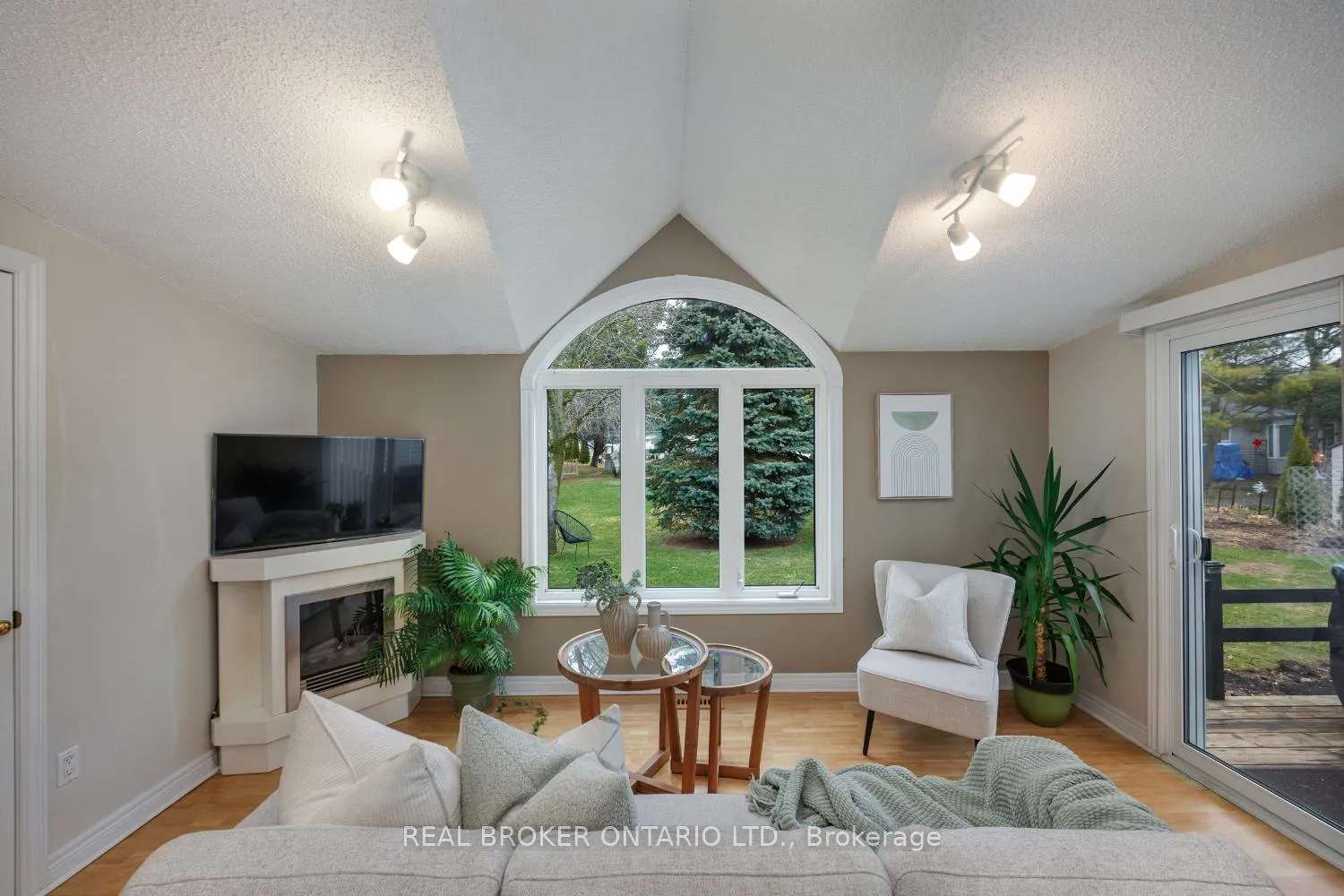 Photo 18 of 90 The Cove Road, Clarington, Bowmanville — HOMEH