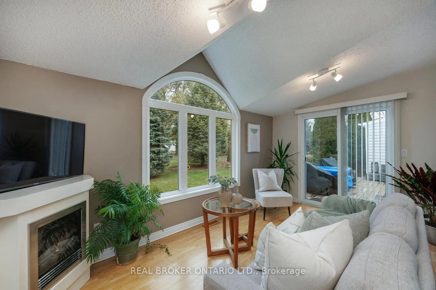 Photo 19 of 90 The Cove Road, Clarington, Bowmanville — HOMEH