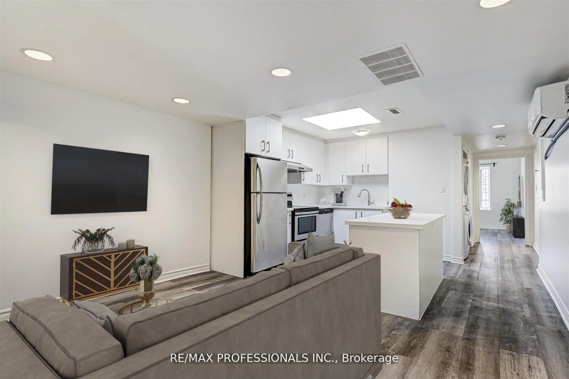 Front of Unit 2nd Flr, 1425 Gerrard Street E