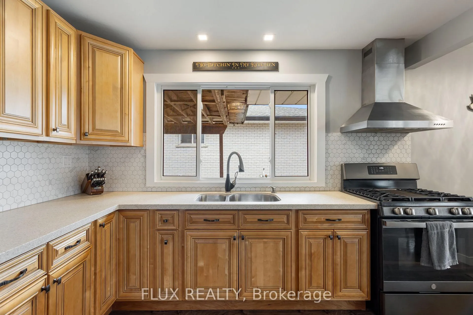Photo 12 of 122 Sweetbriar Drive, Kitchener — HOMEH
