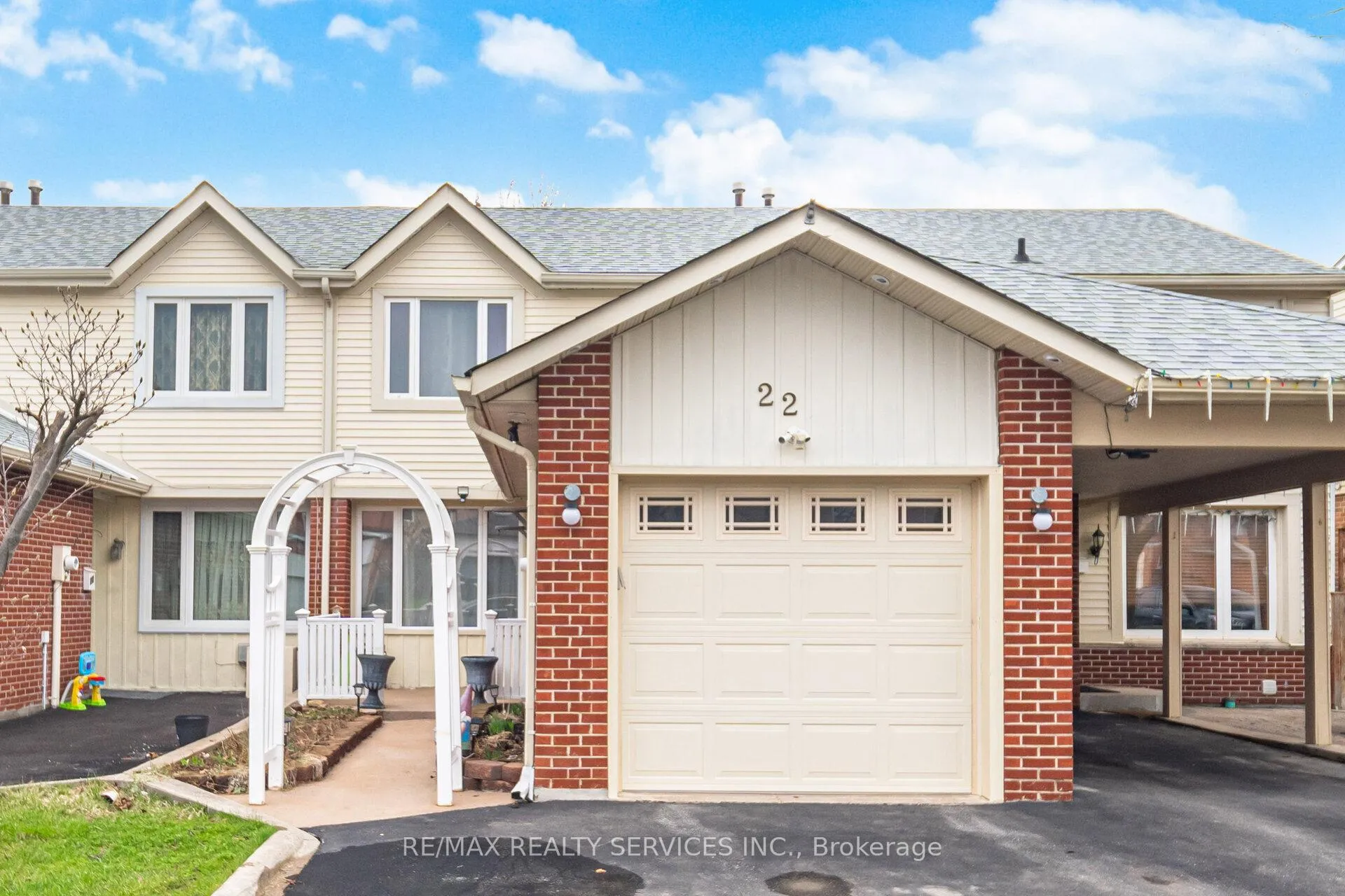 Photo 2 of 22 Rushmore Crescent W, Brampton, Heart Lake East — HOMEH