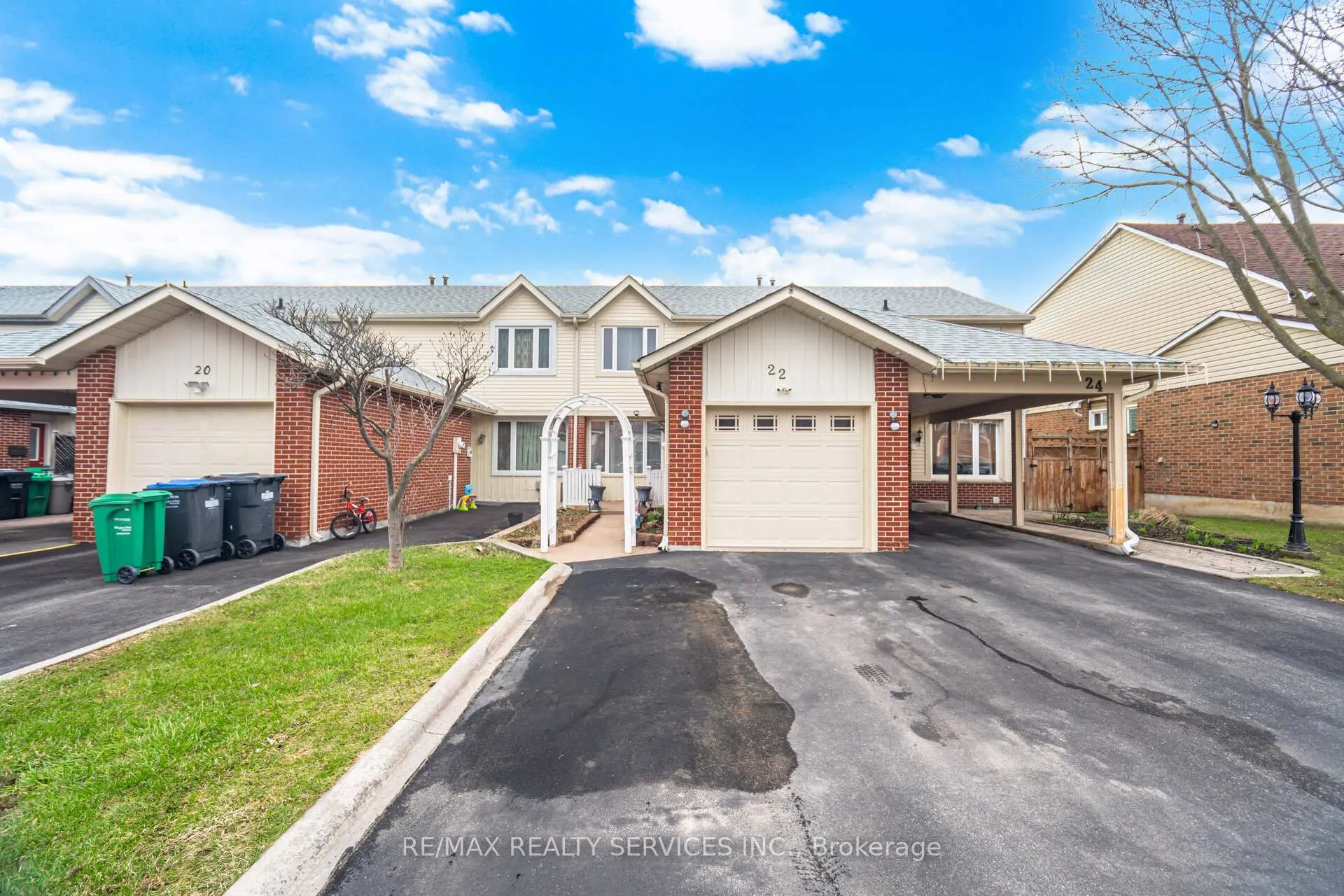 Photo 3 of 22 Rushmore Crescent W, Brampton, Heart Lake East — HOMEH
