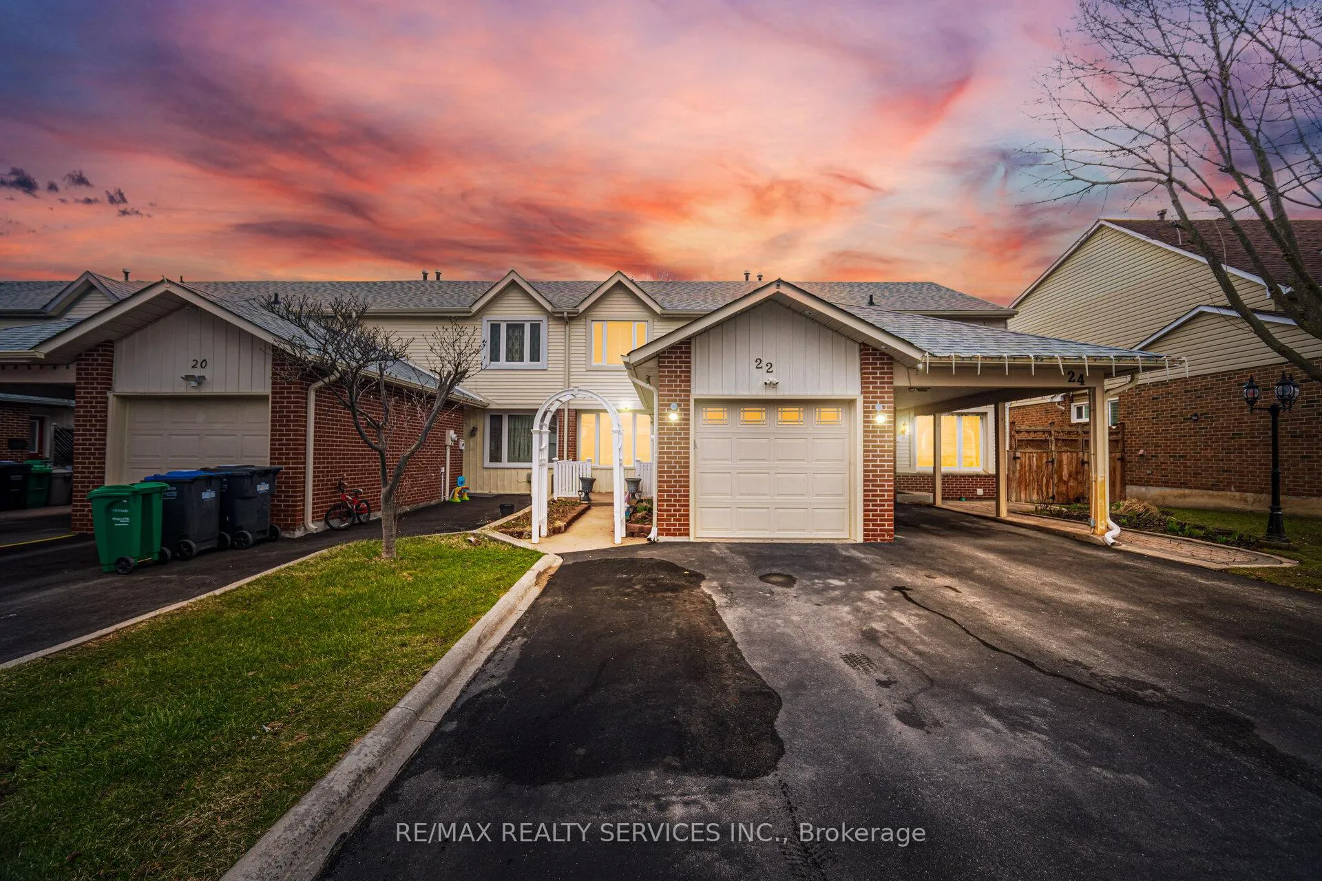 Photo 4 of 22 Rushmore Crescent W, Brampton, Heart Lake East — HOMEH