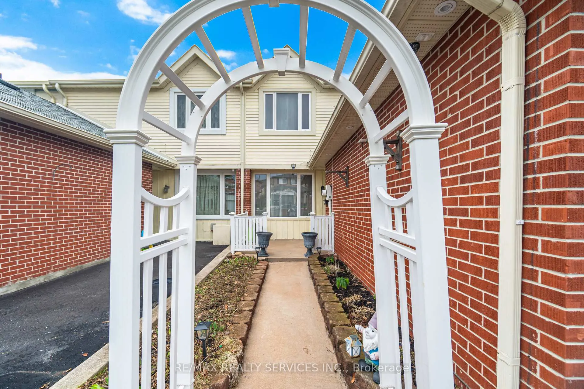 Photo 6 of 22 Rushmore Crescent W, Brampton, Heart Lake East — HOMEH