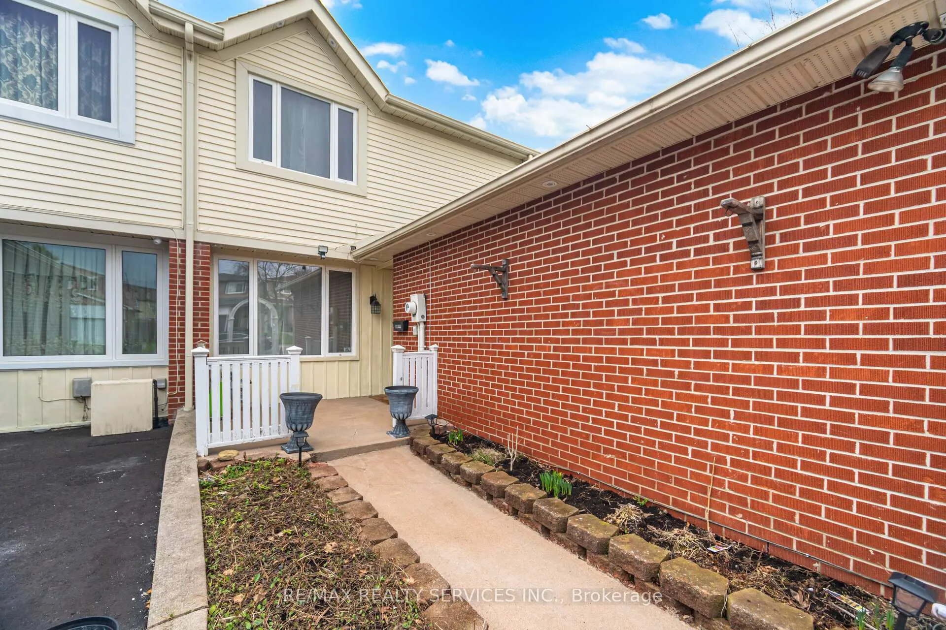 Photo 7 of 22 Rushmore Crescent W, Brampton, Heart Lake East — HOMEH