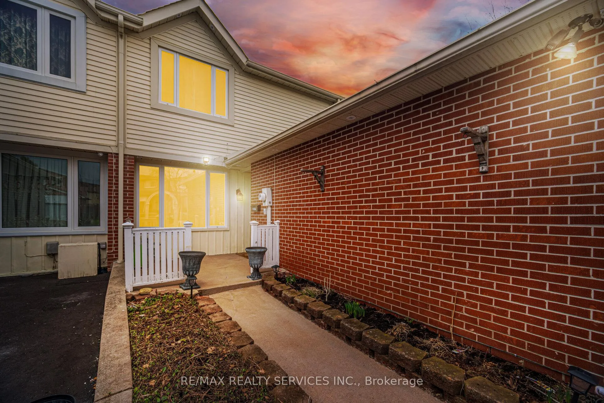 Photo 8 of 22 Rushmore Crescent W, Brampton, Heart Lake East — HOMEH