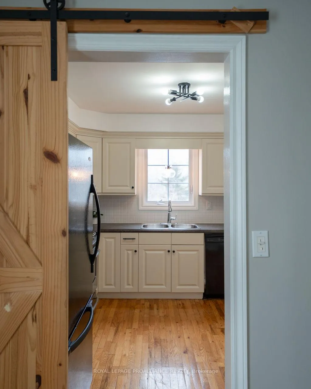 Photo 21 of 29 Sherwood Crescent, Belleville, Belleville Ward — HOMEH