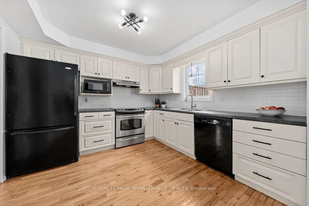 Photo 24 of 29 Sherwood Crescent, Belleville, Belleville Ward — HOMEH
