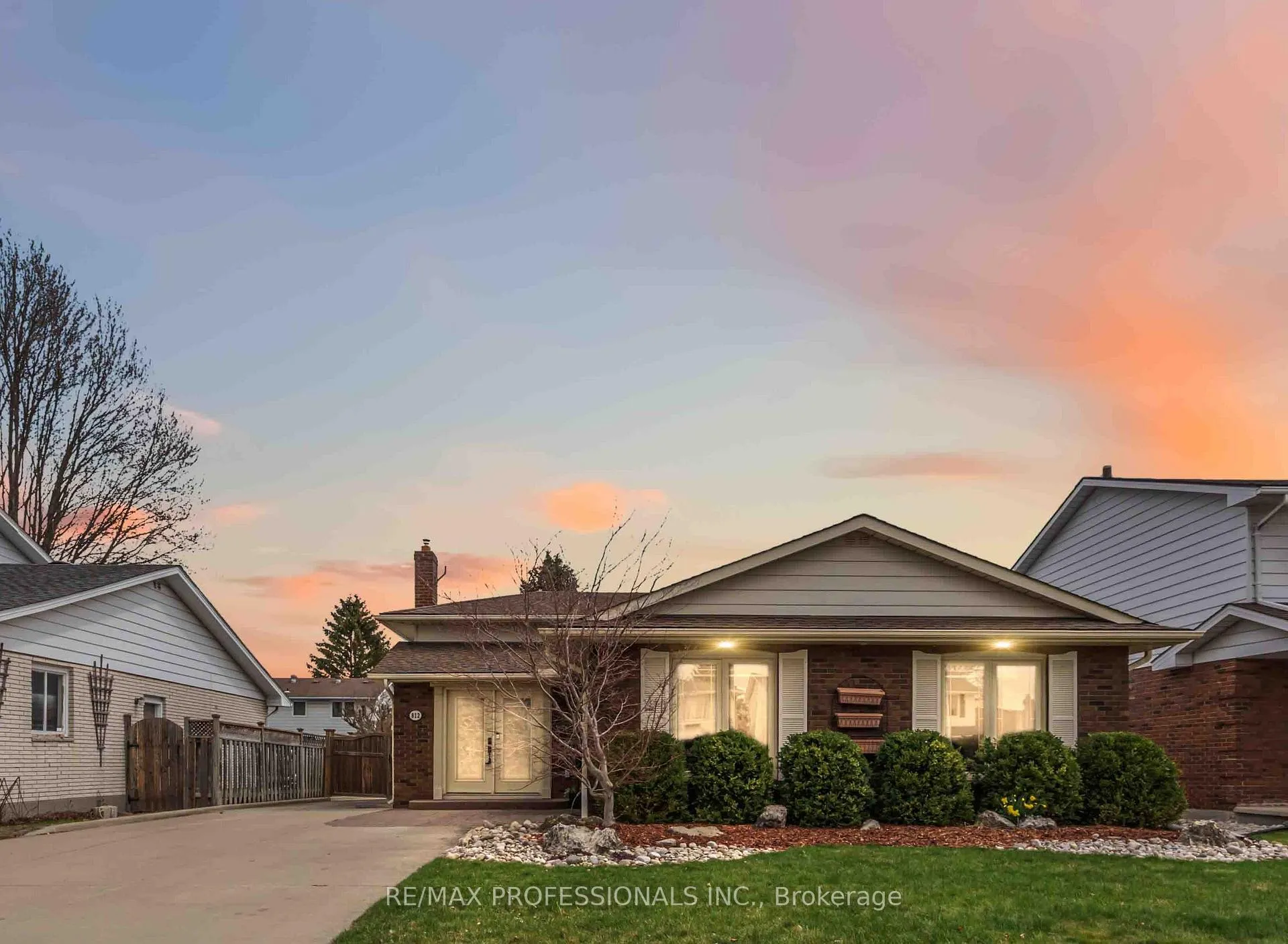 Photo 1 of 812 Danbury Crescent, Sarnia — HOMEH