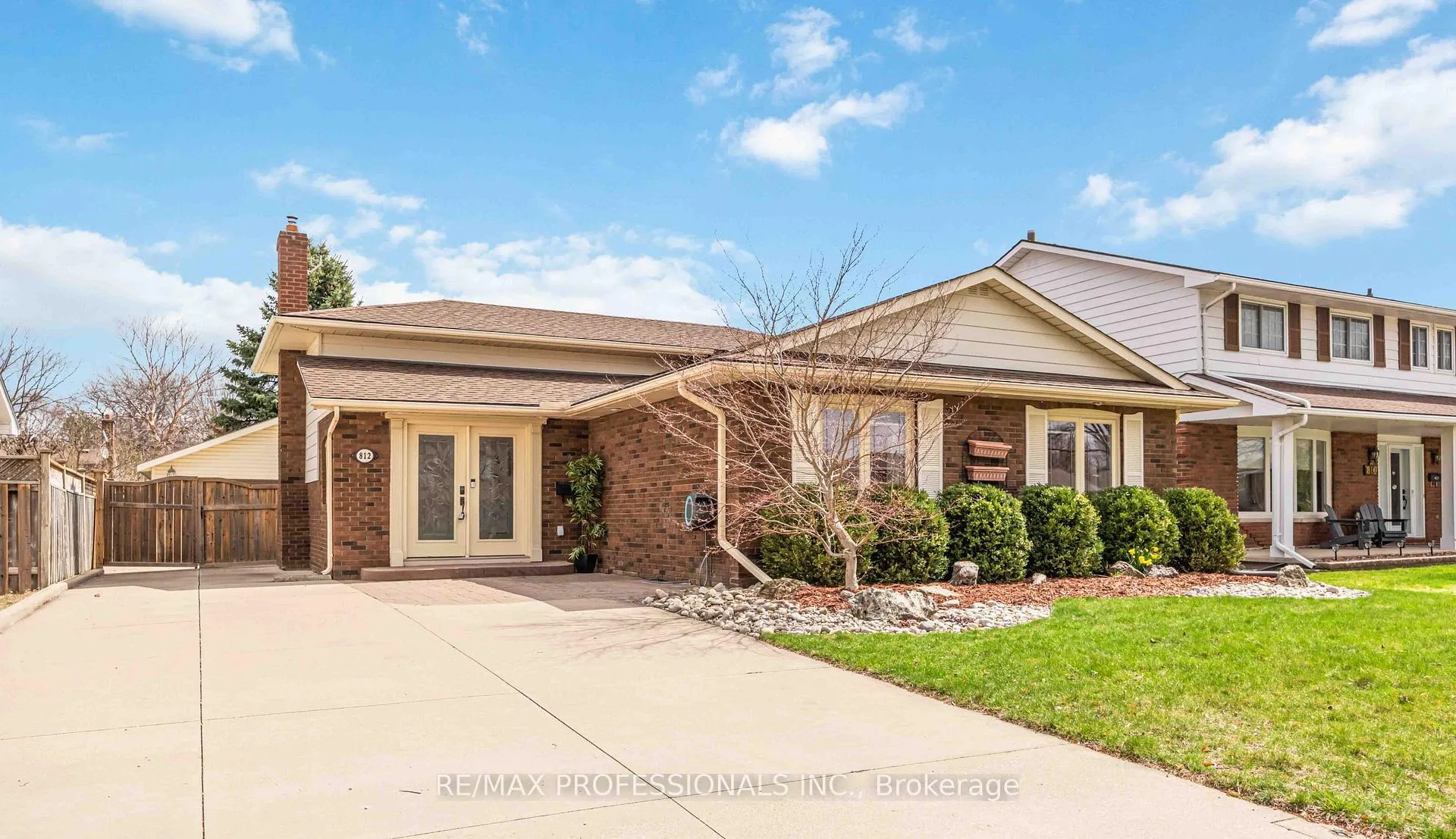 Photo 2 of 812 Danbury Crescent, Sarnia — HOMEH