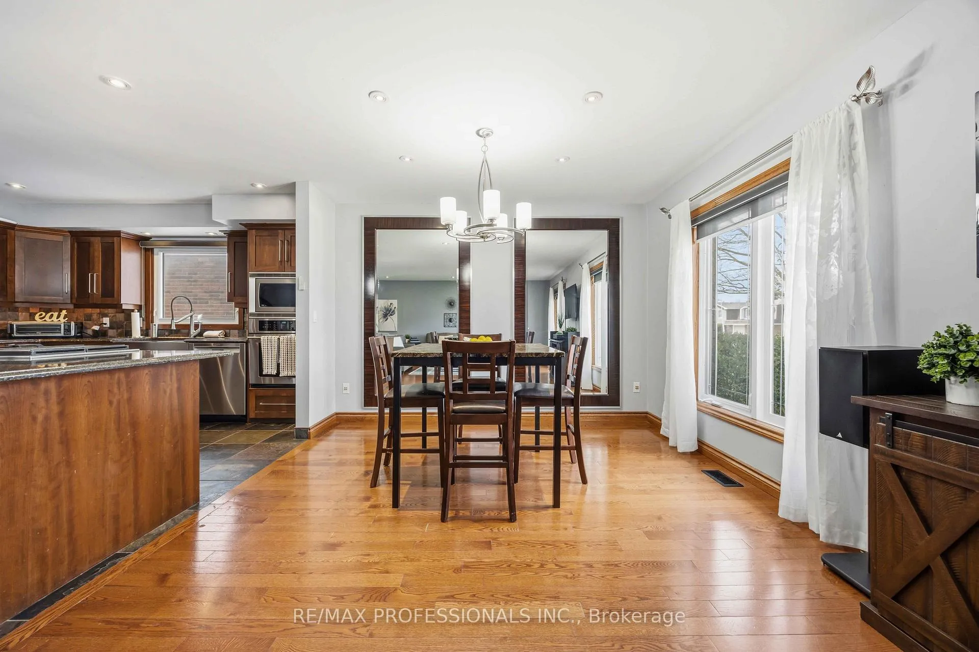 Photo 10 of 812 Danbury Crescent, Sarnia — HOMEH