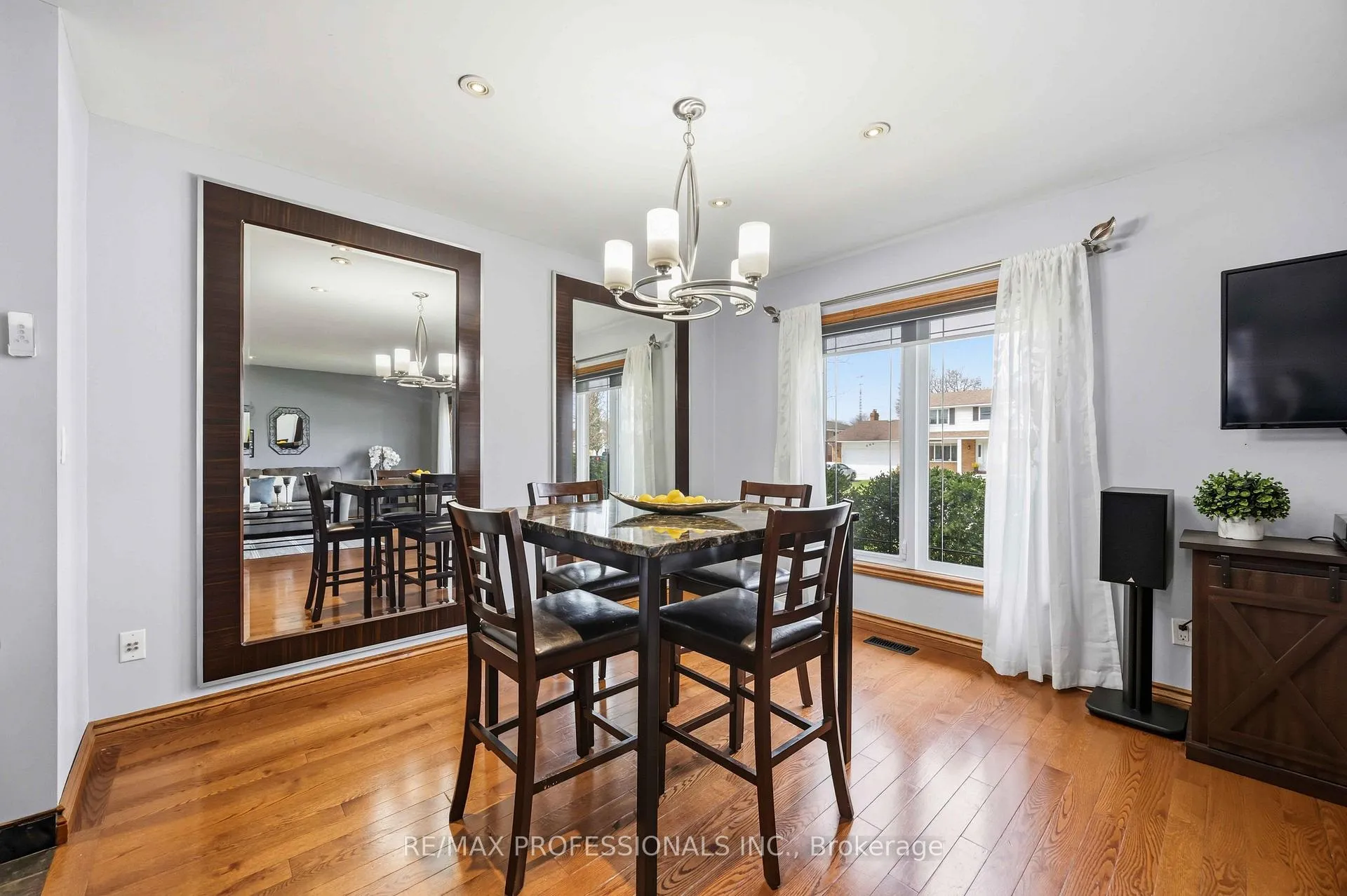 Photo 11 of 812 Danbury Crescent, Sarnia — HOMEH