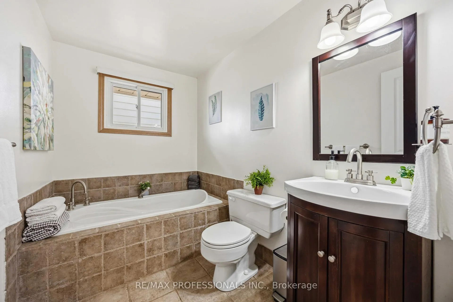 Photo 16 of 812 Danbury Crescent, Sarnia — HOMEH