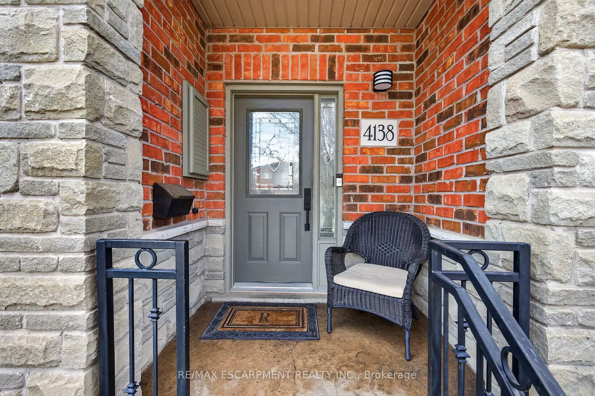 Photo 3 of 4138 Medland Drive, Burlington, Rose — HOMEH