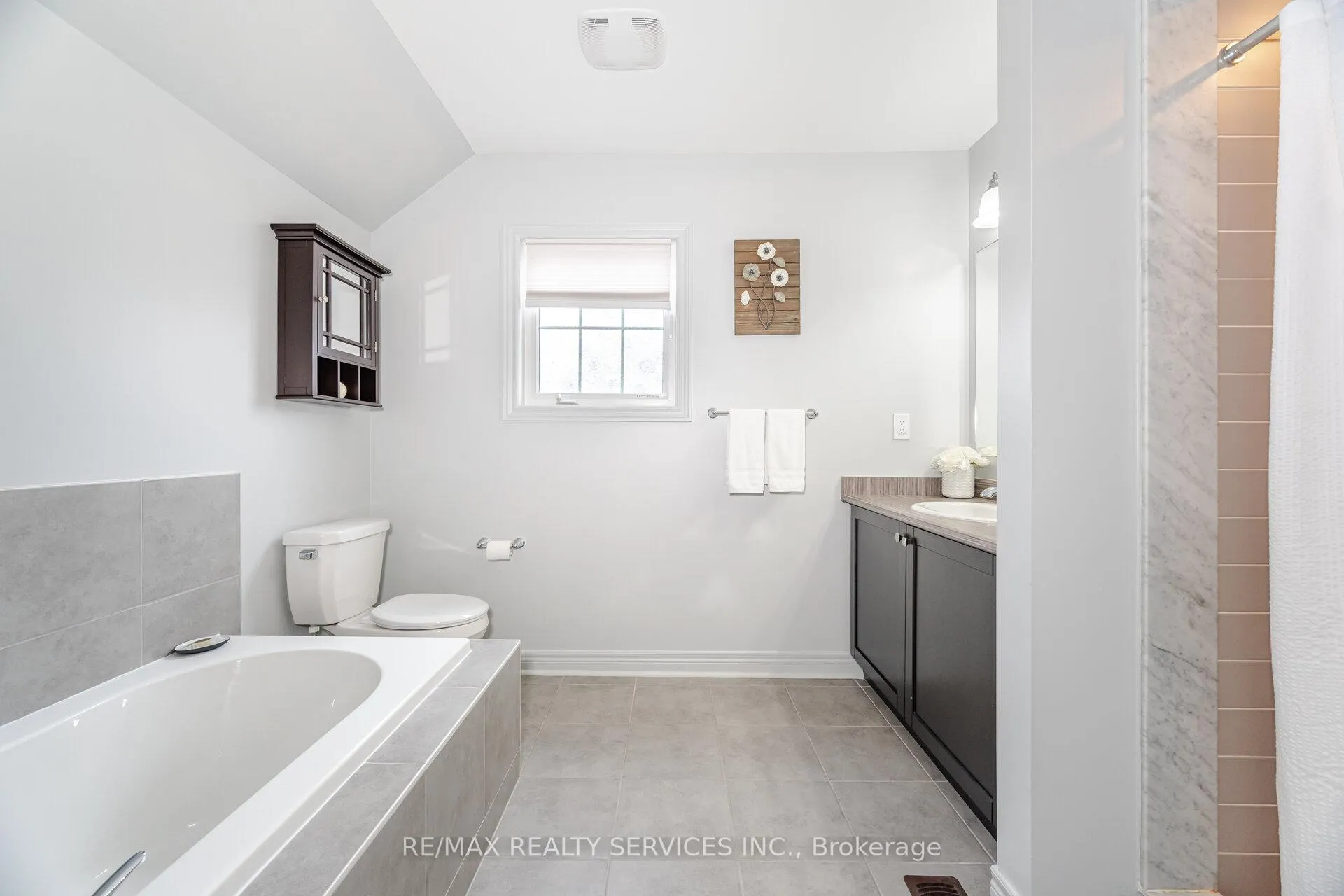 Photo 28 of 22 Mcdevitt Lane, Caledon, Caledon East — HOMEH