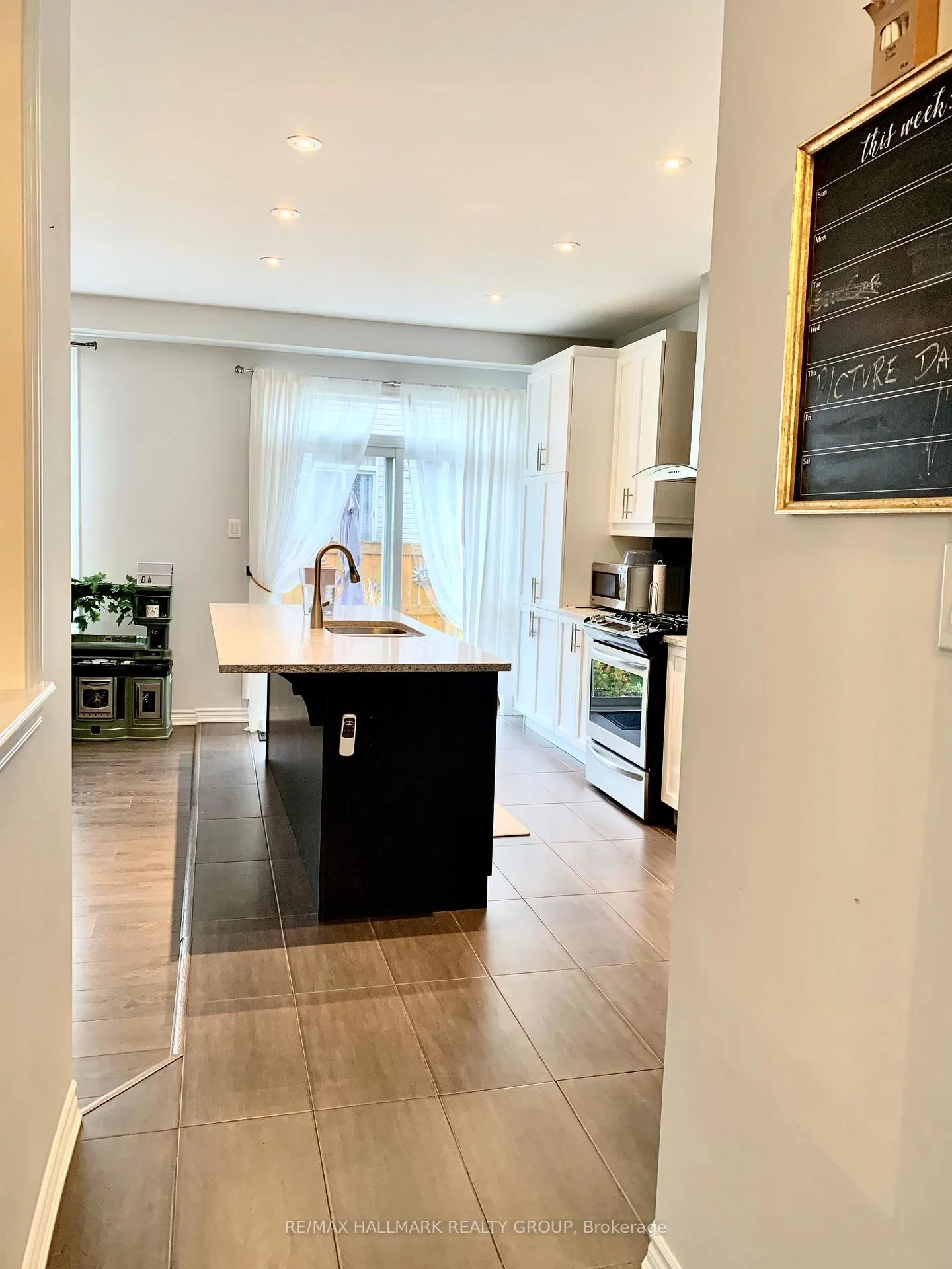 Photo 7 of 123 Damselfly Way, Ottawa, Barrhaven - Half Moon Bay — HOMEH
