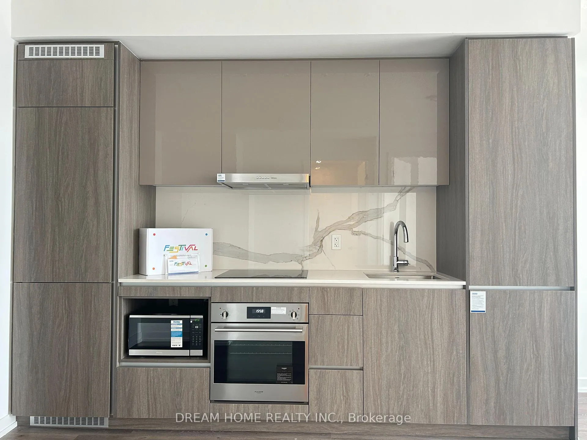 Photo 4 of Unit 2902, 28 Interchange Street, Vaughan, Vaughan Corporate Centre — HOMEH