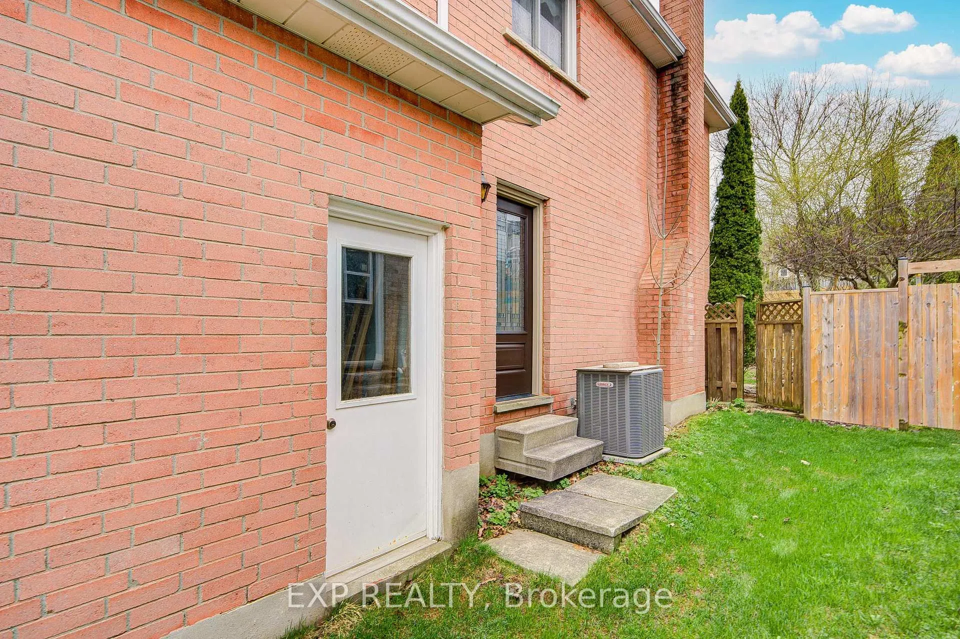 Photo 3 of 207 Stoke Drive, Kitchener — HOMEH