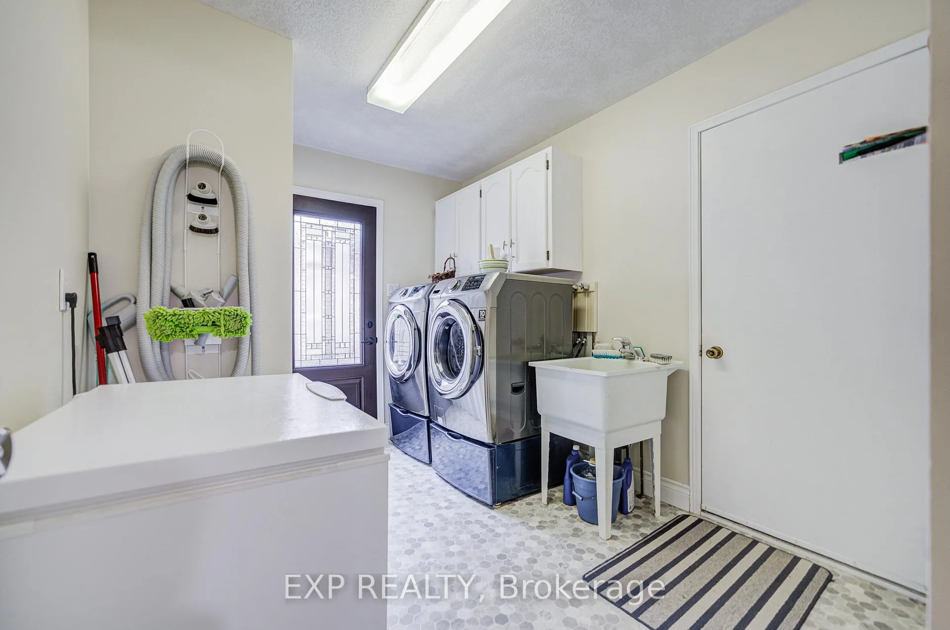 Photo 10 of 207 Stoke Drive, Kitchener — HOMEH