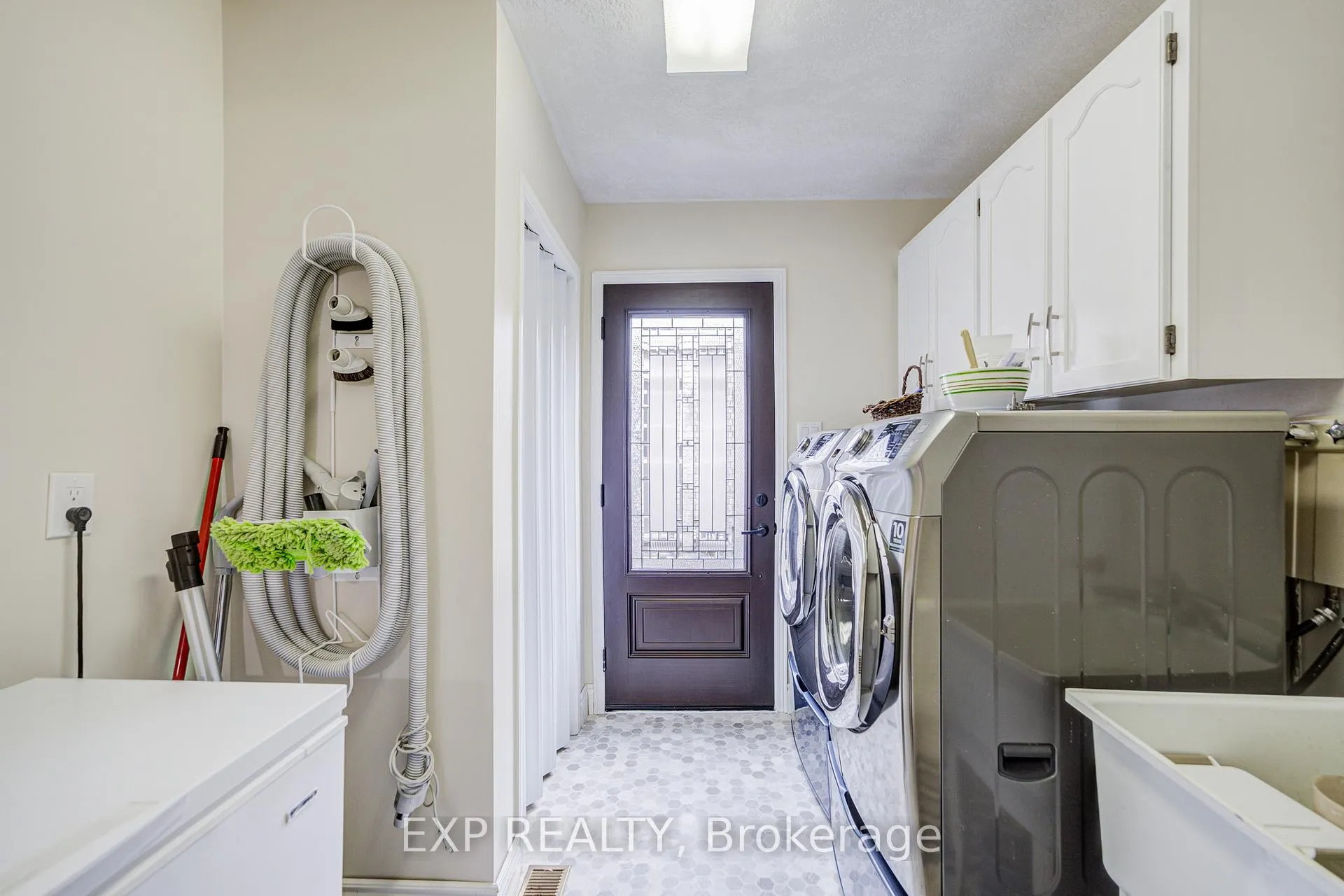 Photo 11 of 207 Stoke Drive, Kitchener — HOMEH
