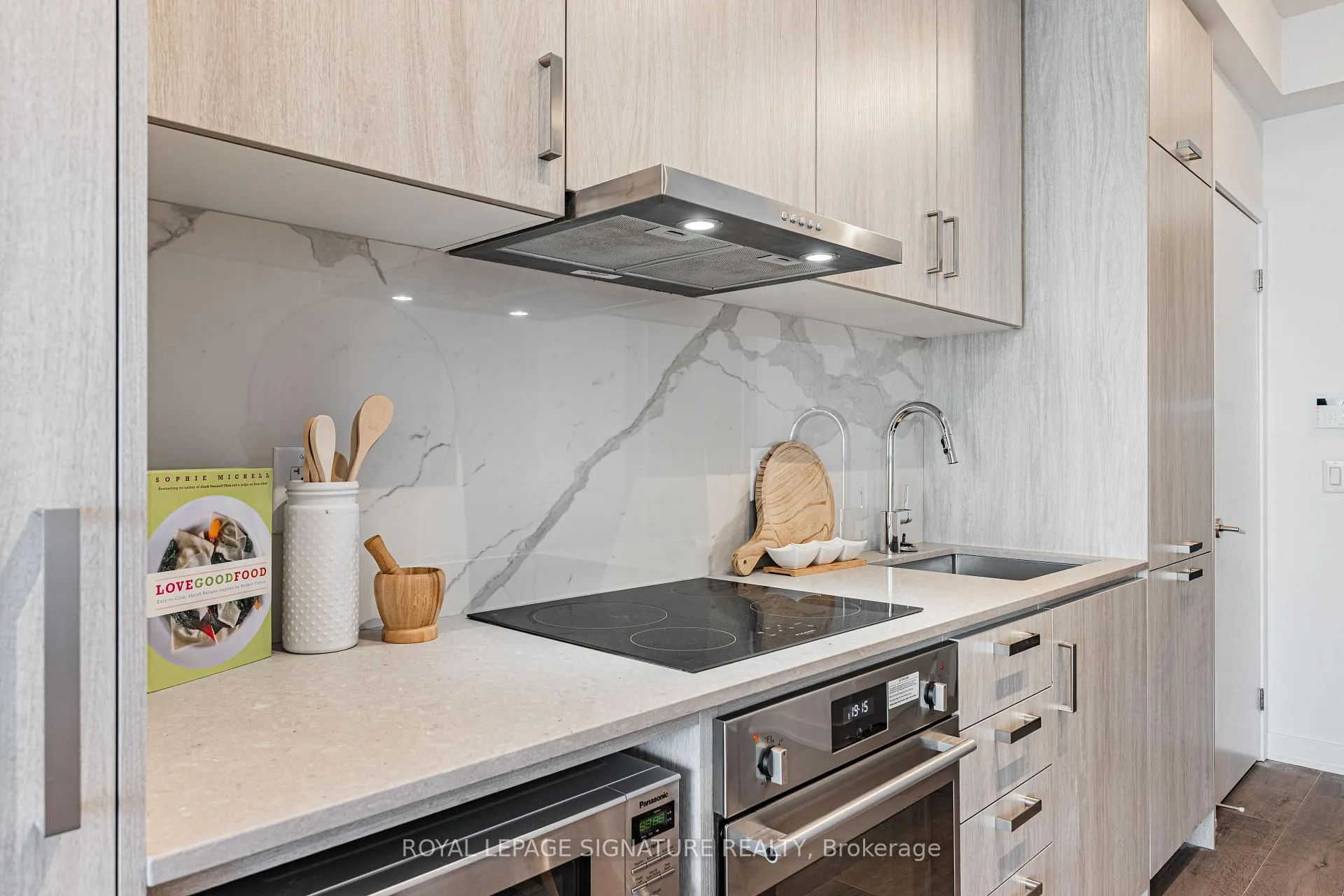 Photo 4 of Unit 1101, 60 Honeycrisp Crescent, Vaughan, Vaughan Corporate Centre — HOMEH