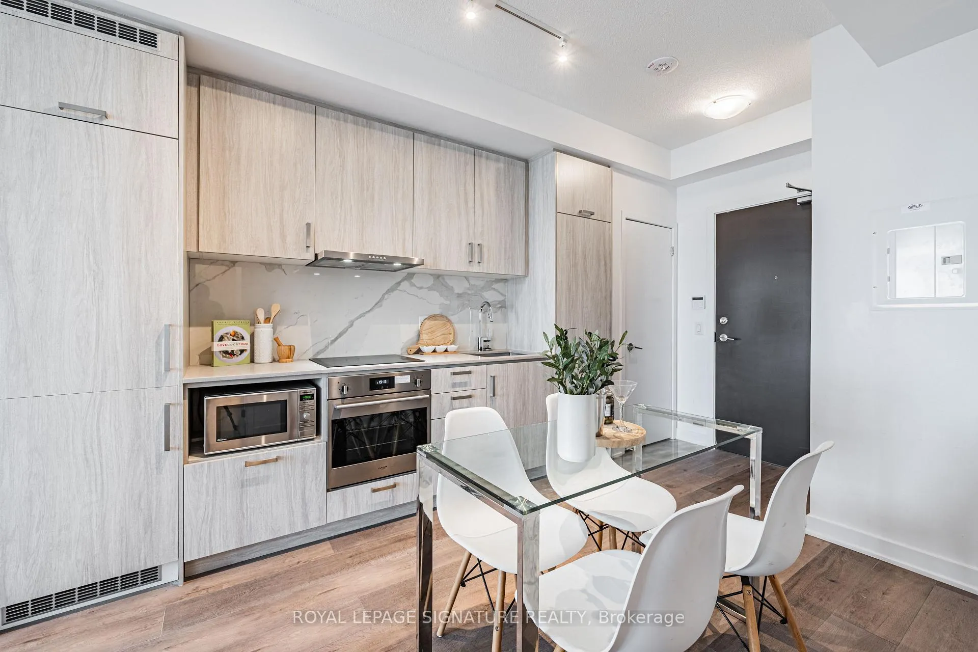 Photo 5 of Unit 1101, 60 Honeycrisp Crescent, Vaughan, Vaughan Corporate Centre — HOMEH