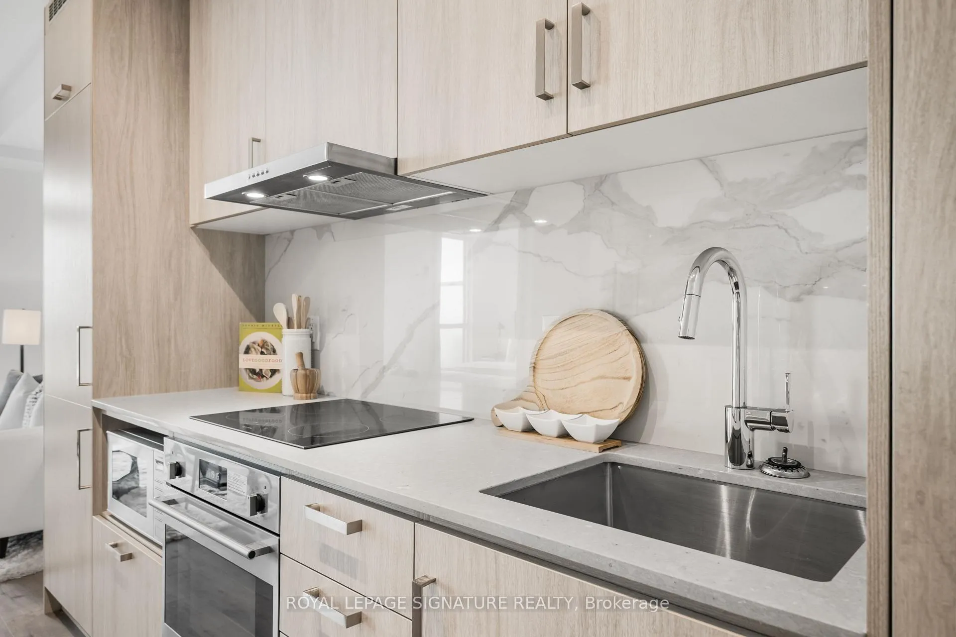 Photo 7 of Unit 1101, 60 Honeycrisp Crescent, Vaughan, Vaughan Corporate Centre — HOMEH