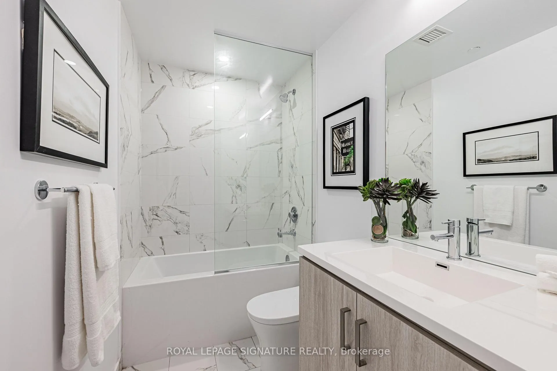 Photo 13 of Unit 1101, 60 Honeycrisp Crescent, Vaughan, Vaughan Corporate Centre — HOMEH