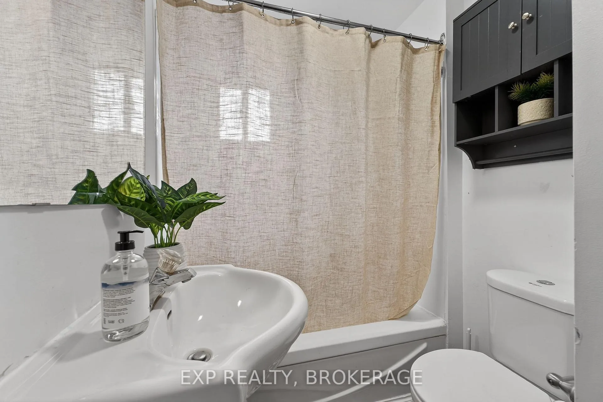 Photo 13 of 632 MacDonnell Street, Kingston, East of Sir John A. Blvd — HOMEH