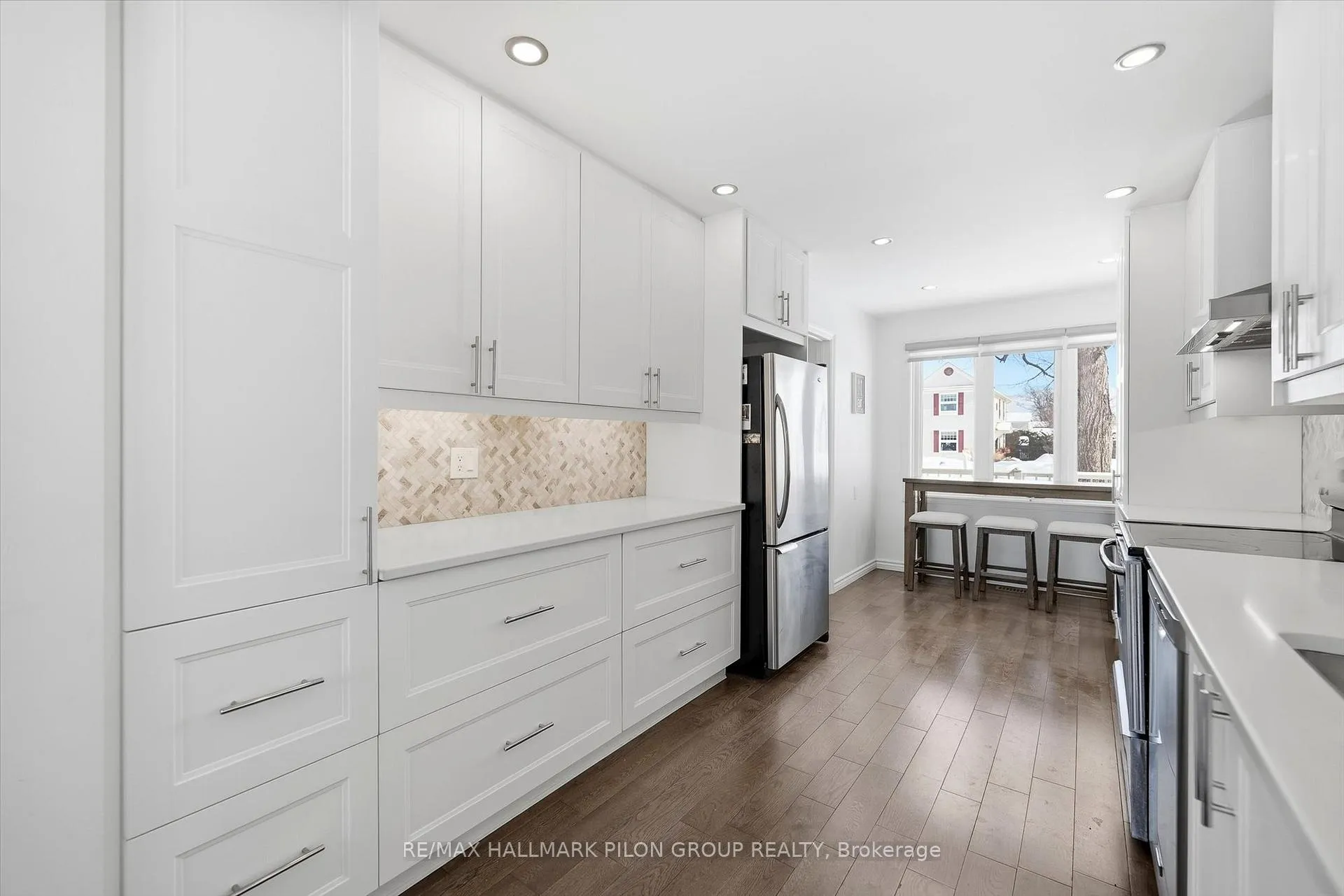 Photo 3 of 284 Mceachern Crescent, Ottawa, Bilberry Creek/Queenswood Heights — HOMEH