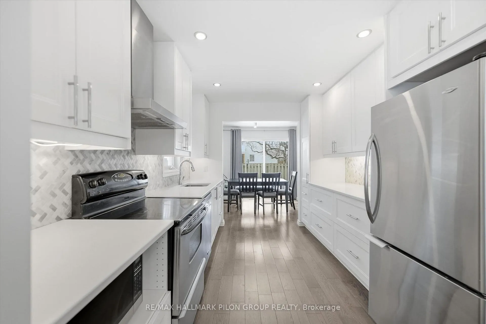 Photo 5 of 284 Mceachern Crescent, Ottawa, Bilberry Creek/Queenswood Heights — HOMEH