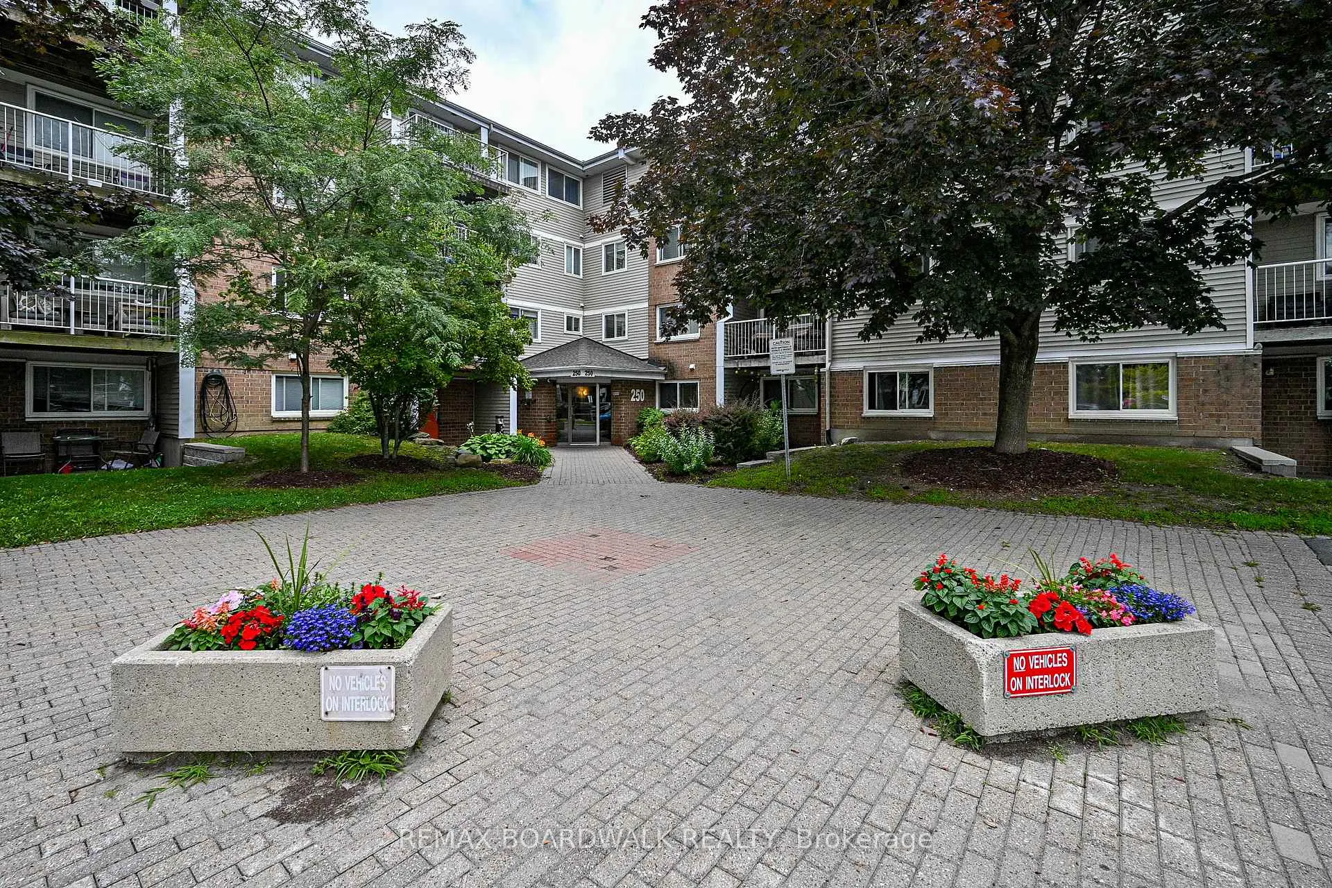Photo 1 of Unit 412, 250 Brittany Drive, Ottawa, Viscount Alexander Park — HOMEH