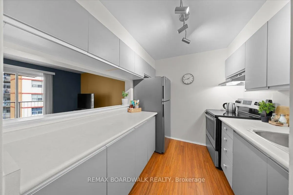 Photo 4 of Unit 412, 250 Brittany Drive, Ottawa, Viscount Alexander Park — HOMEH