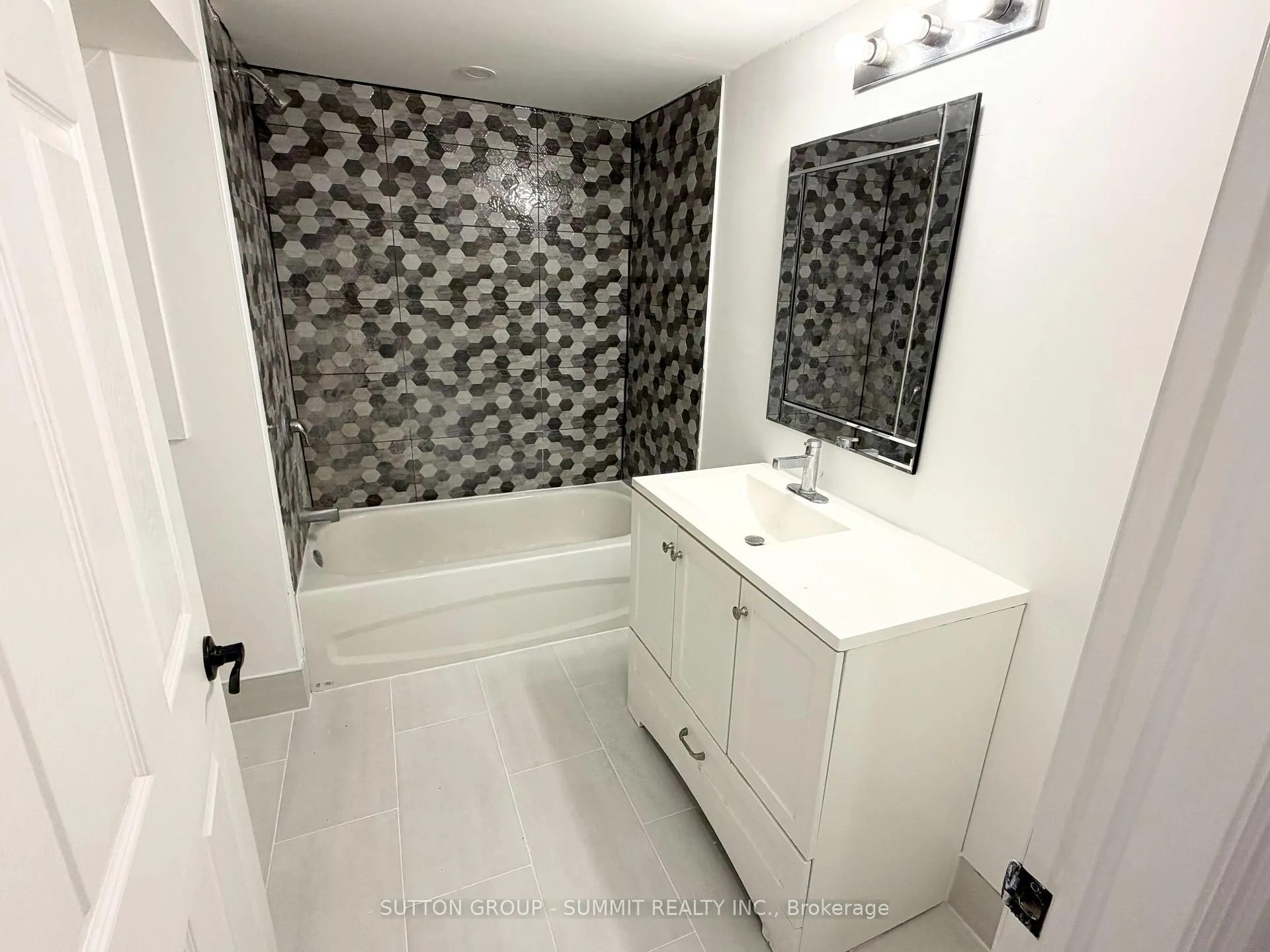 Photo 13 of 482 East 37th (Basement) Street, Hamilton, Burkholme — HOMEH
