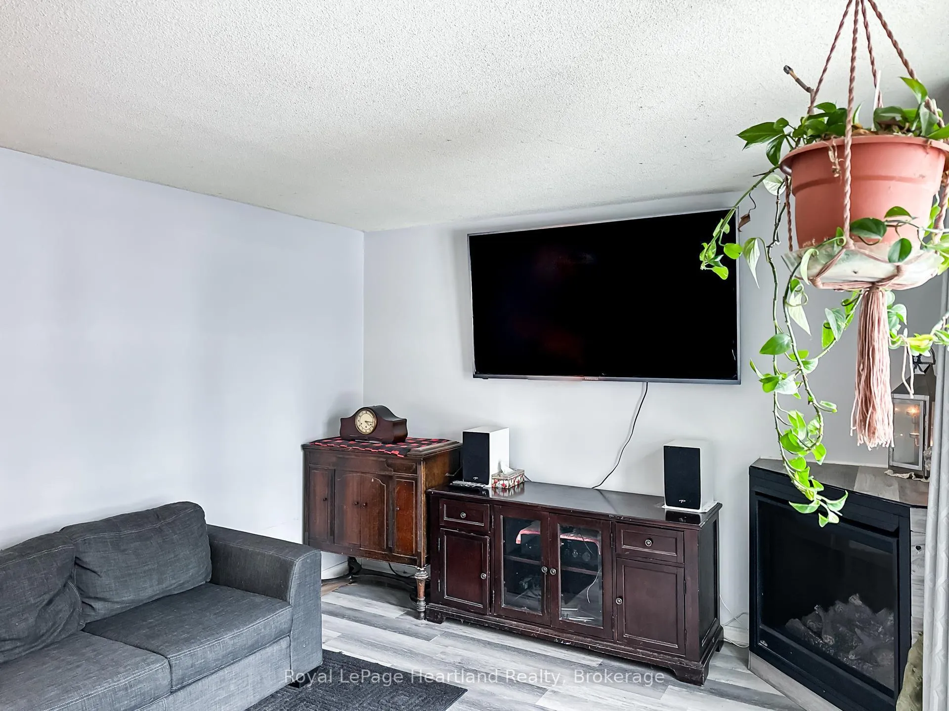 Photo 3 of 21 St Charles Place, Huron East, Vanastra — HOMEH