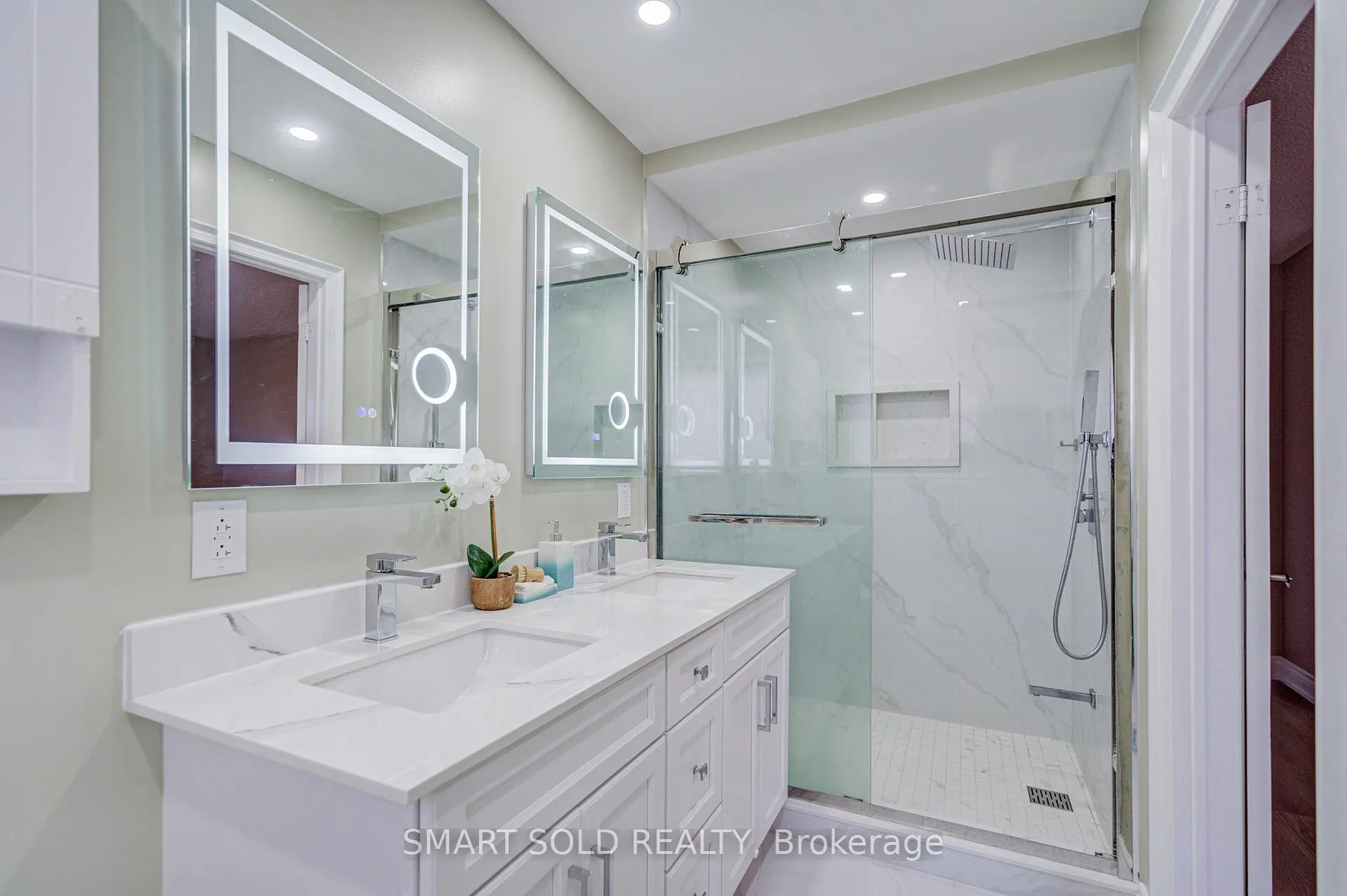 Photo 23 of 53 Cassia Crescent, Vaughan, Maple — HOMEH