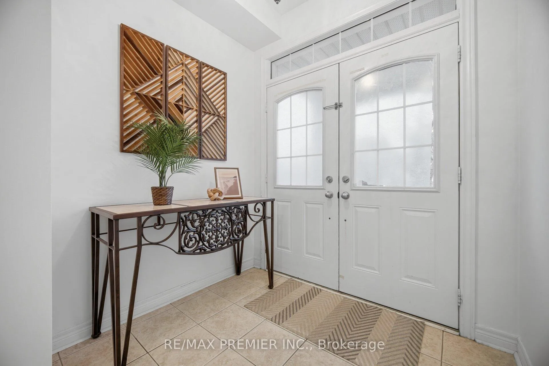 Photo 5 of 182 Chayna Crescent, Vaughan, Patterson — HOMEH
