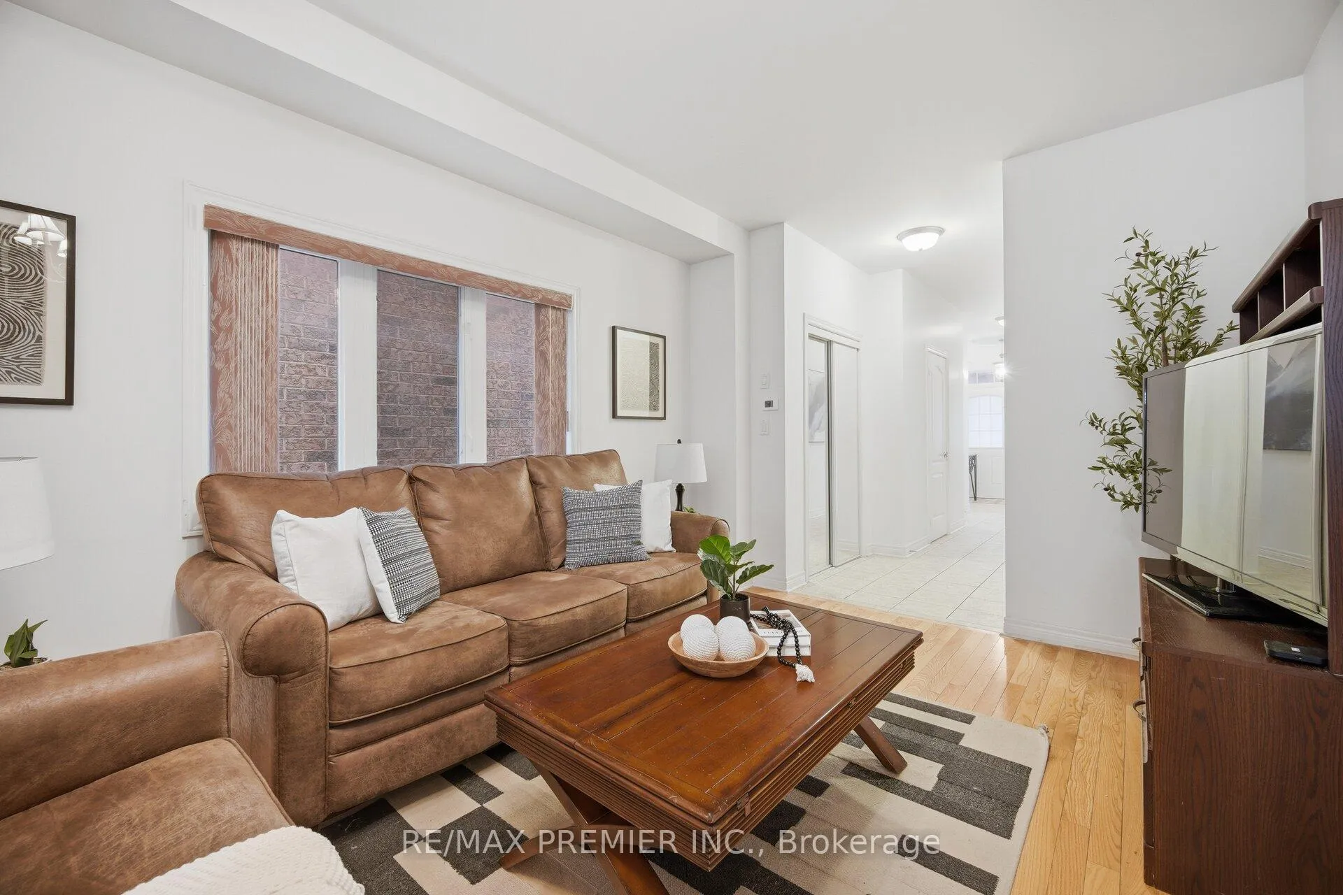 Photo 9 of 182 Chayna Crescent, Vaughan, Patterson — HOMEH