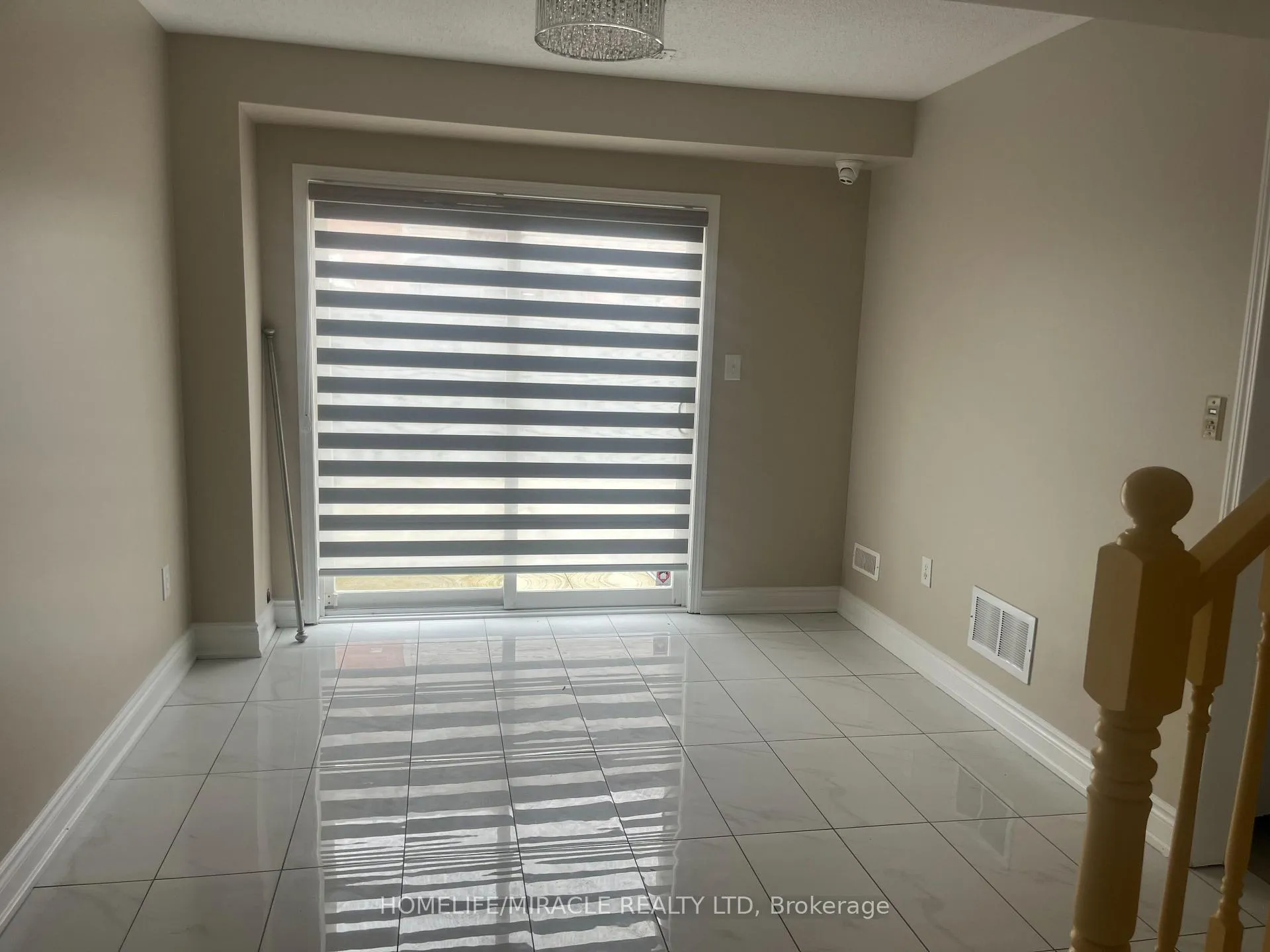 Photo 4 of 155 Decker Hollow Crescent, Brampton, Credit Valley — HOMEH