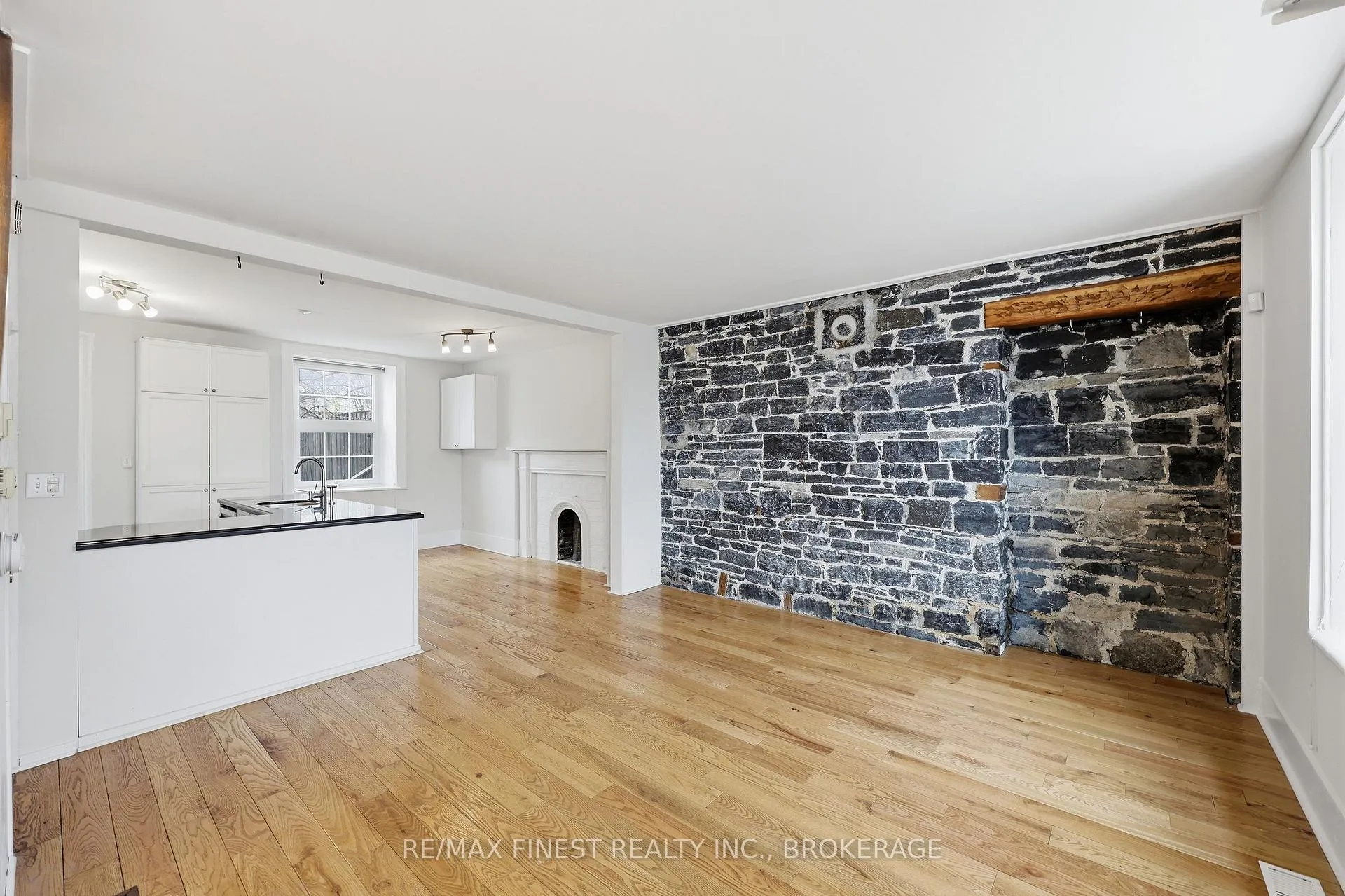 Photo 5 of 110 Yonge Street, Kingston, Central City West — HOMEH