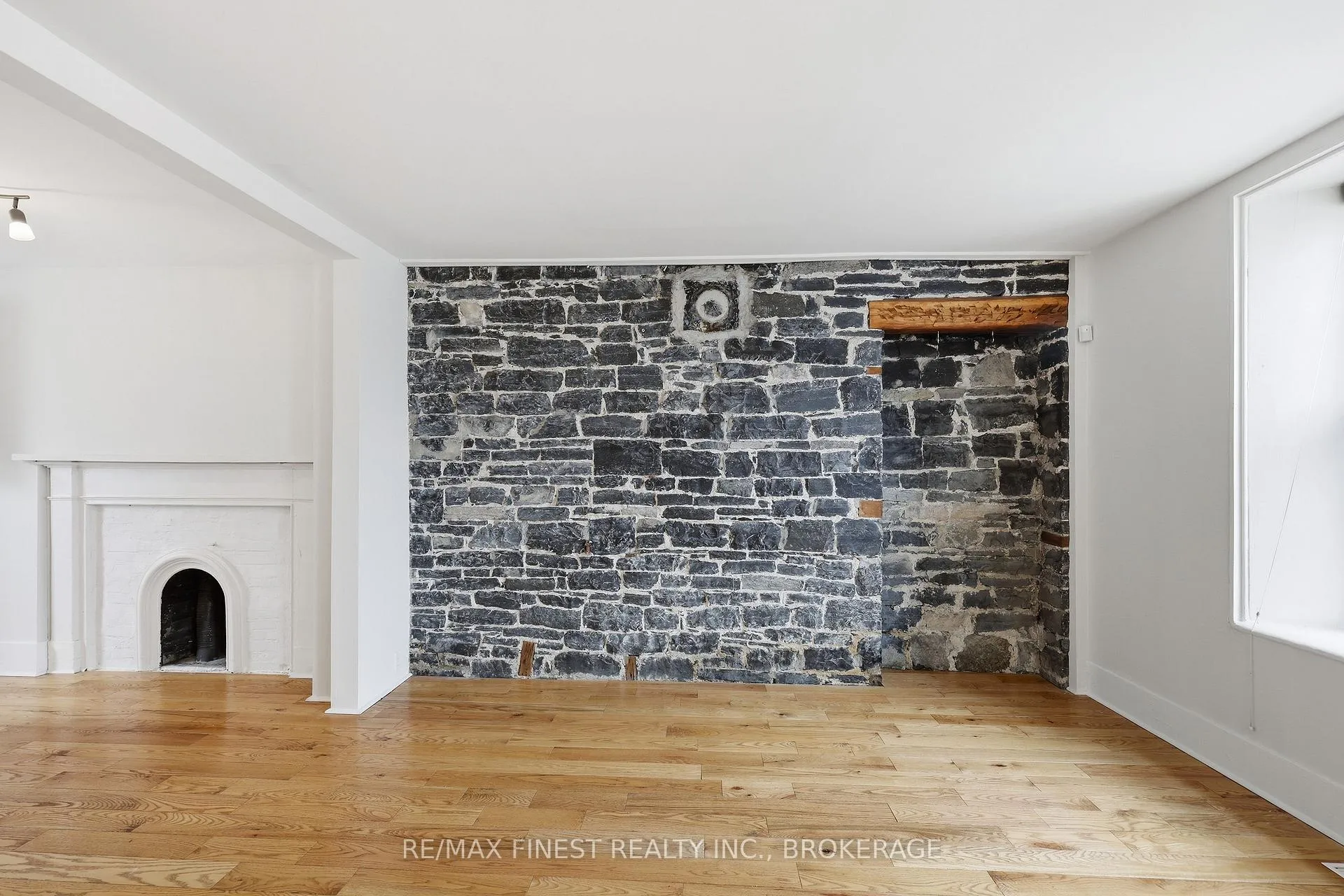 Photo 11 of 110 Yonge Street, Kingston, Central City West — HOMEH