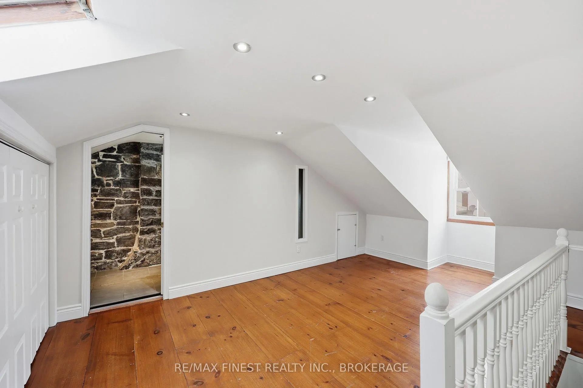 Photo 29 of 110 Yonge Street, Kingston, Central City West — HOMEH