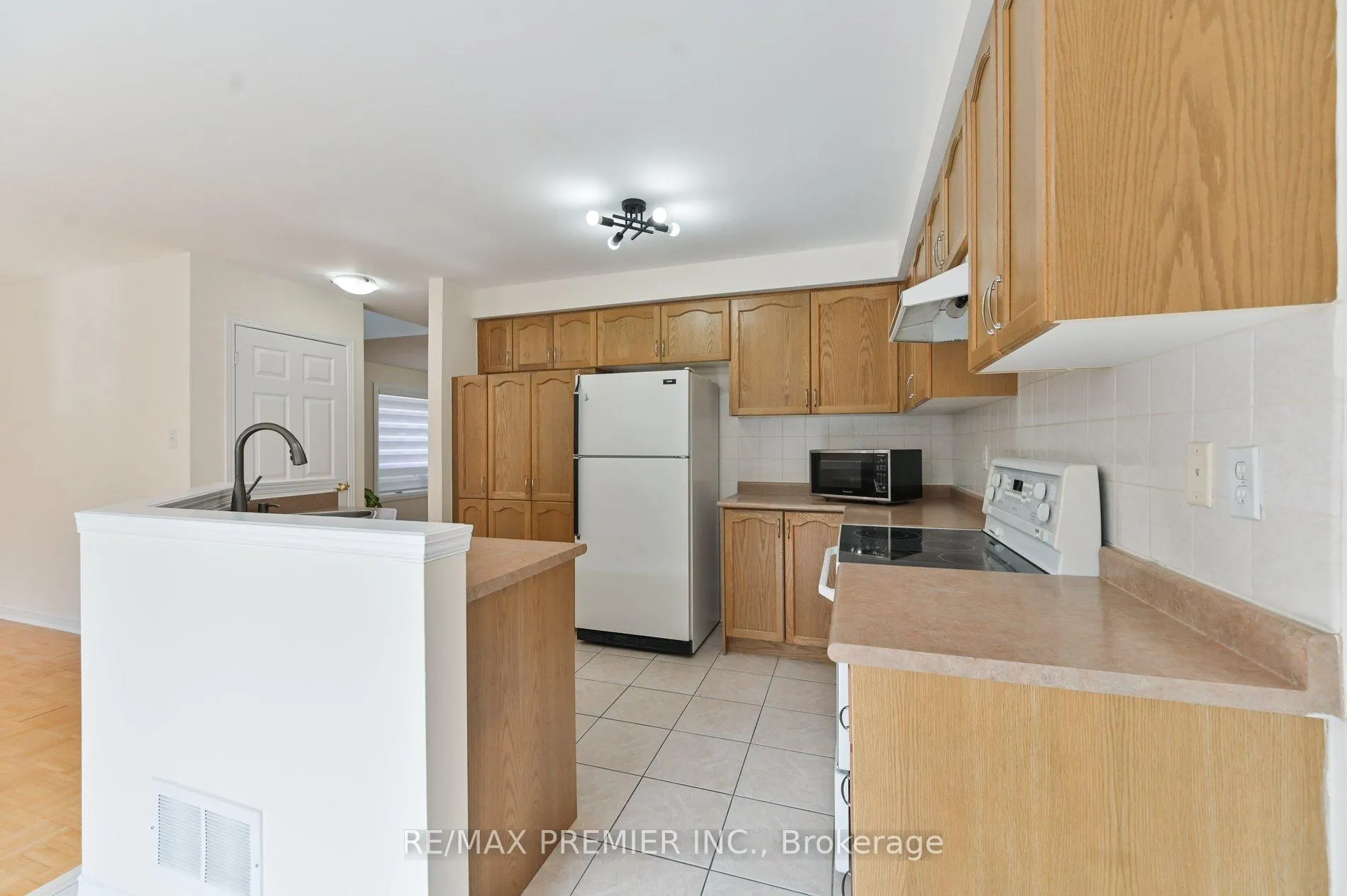 Photo 6 of 152 Laurelhurst Crescent, Vaughan, Vellore Village — HOMEH