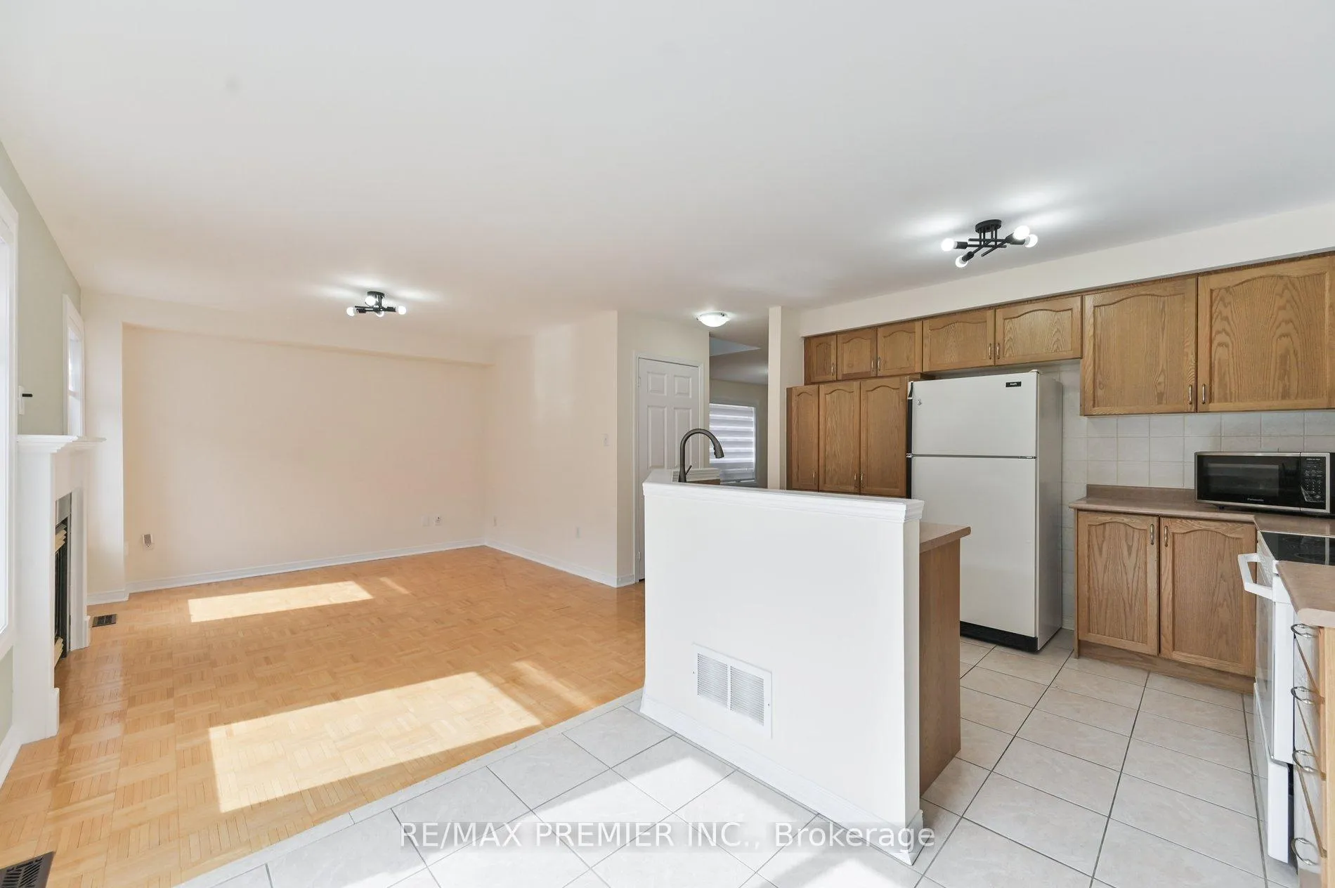 Photo 9 of 152 Laurelhurst Crescent, Vaughan, Vellore Village — HOMEH