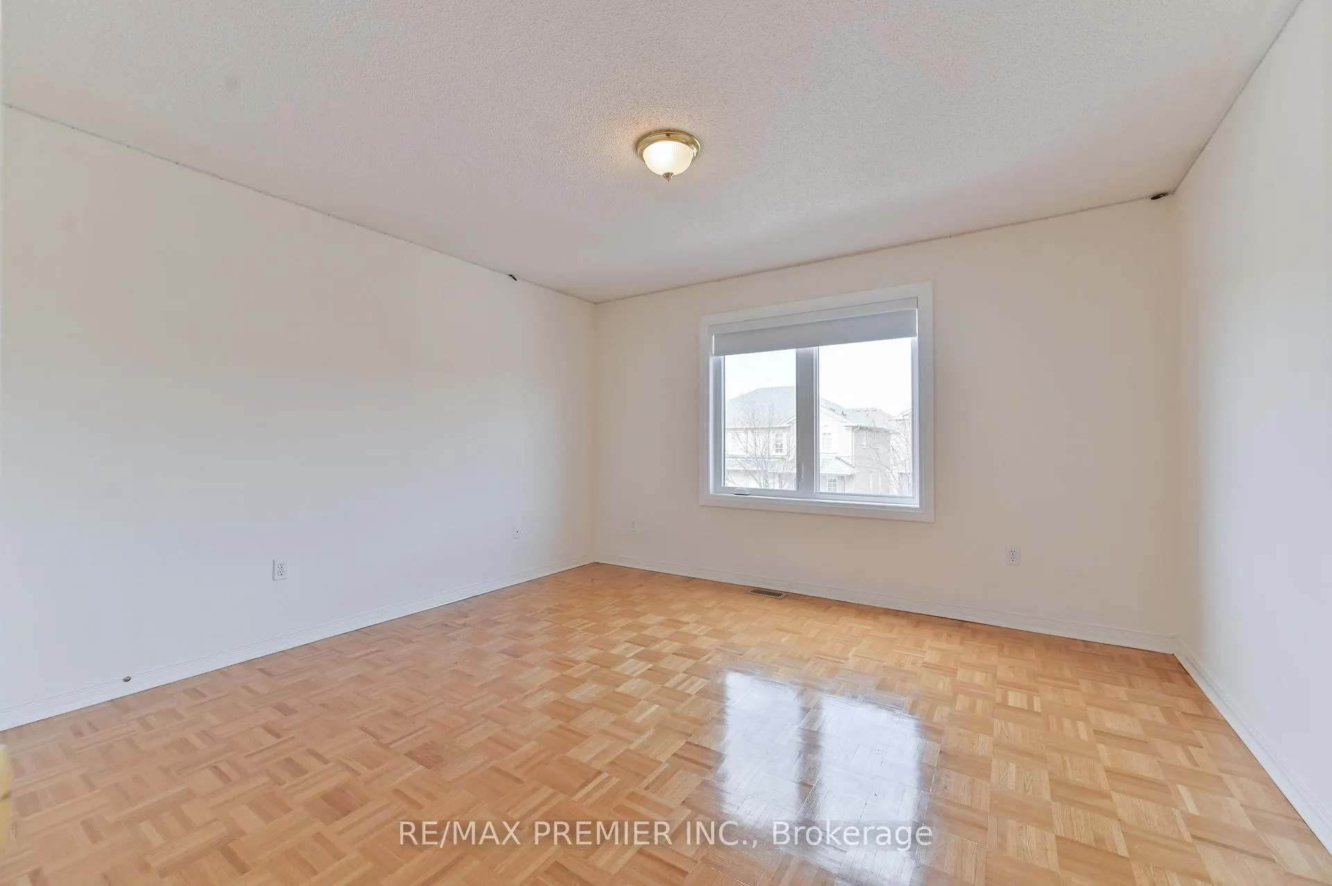 Photo 18 of 152 Laurelhurst Crescent, Vaughan, Vellore Village — HOMEH