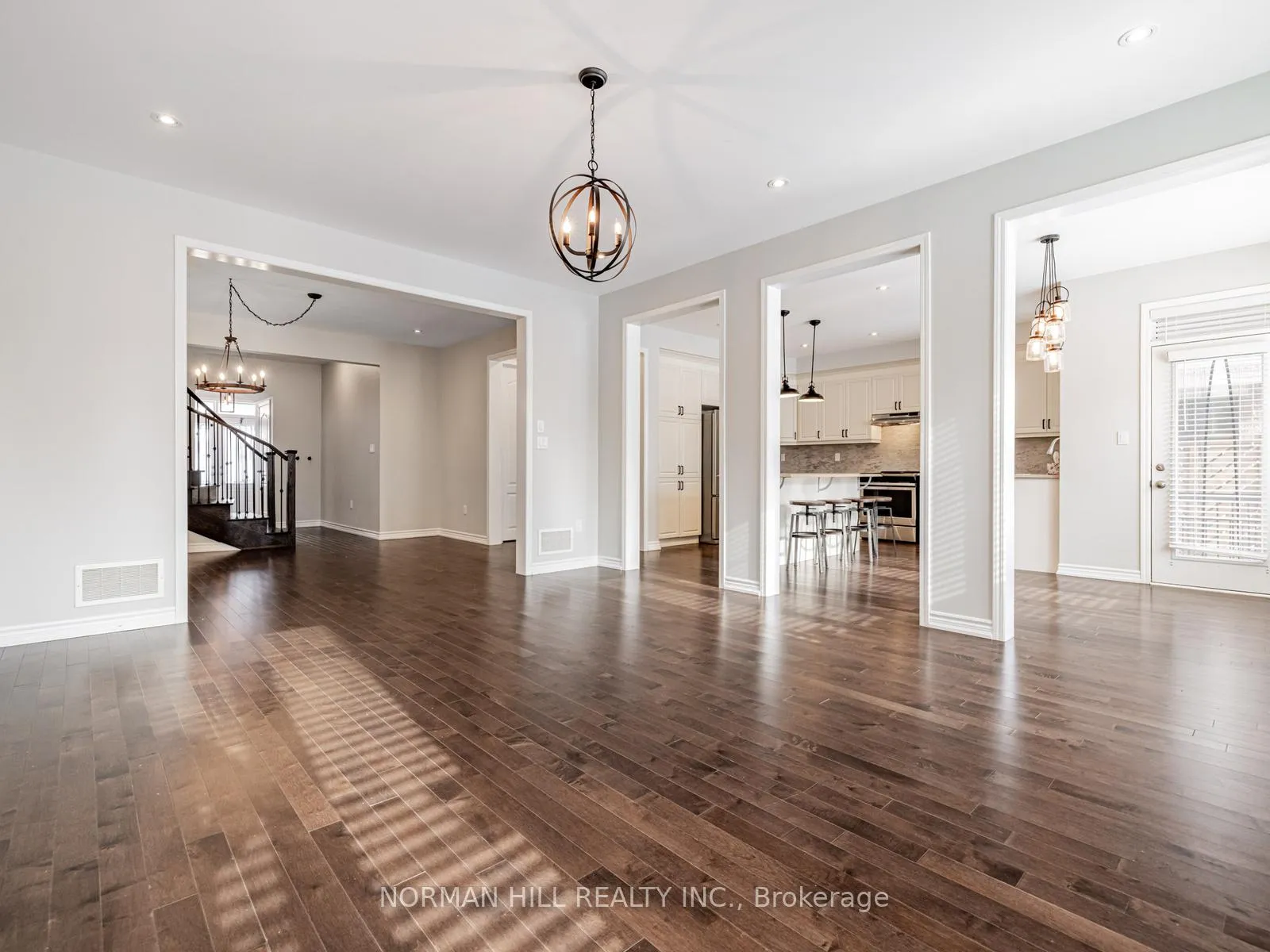 Photo 9 of 17 St Anne Way, Vaughan, Kleinburg — HOMEH